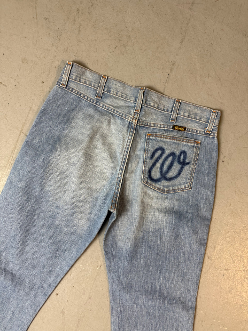 Detailbild von Vintage Wrangler Light Blue Flared Denim von vorne