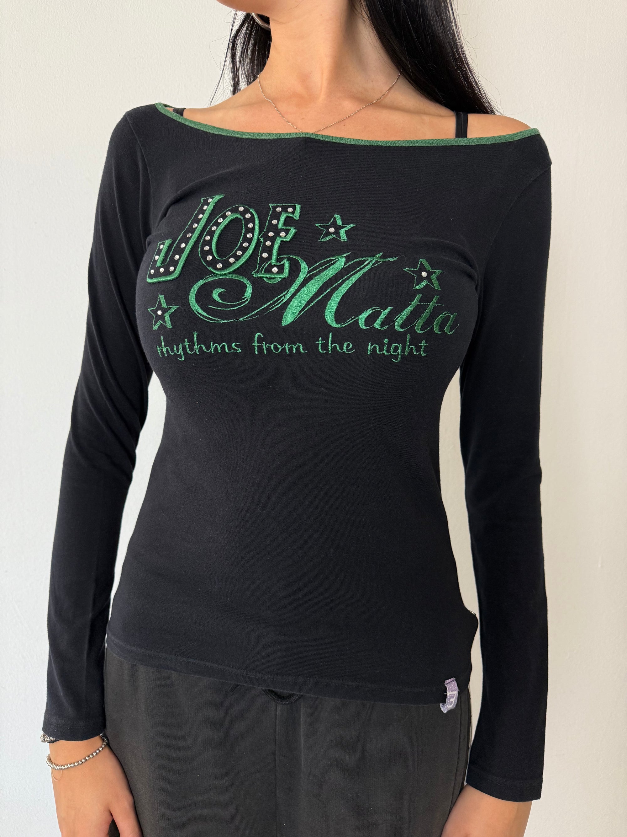 Ein schwarzes longsleeve mit einem grünen Joe Matta Aufschrift auf der Brust