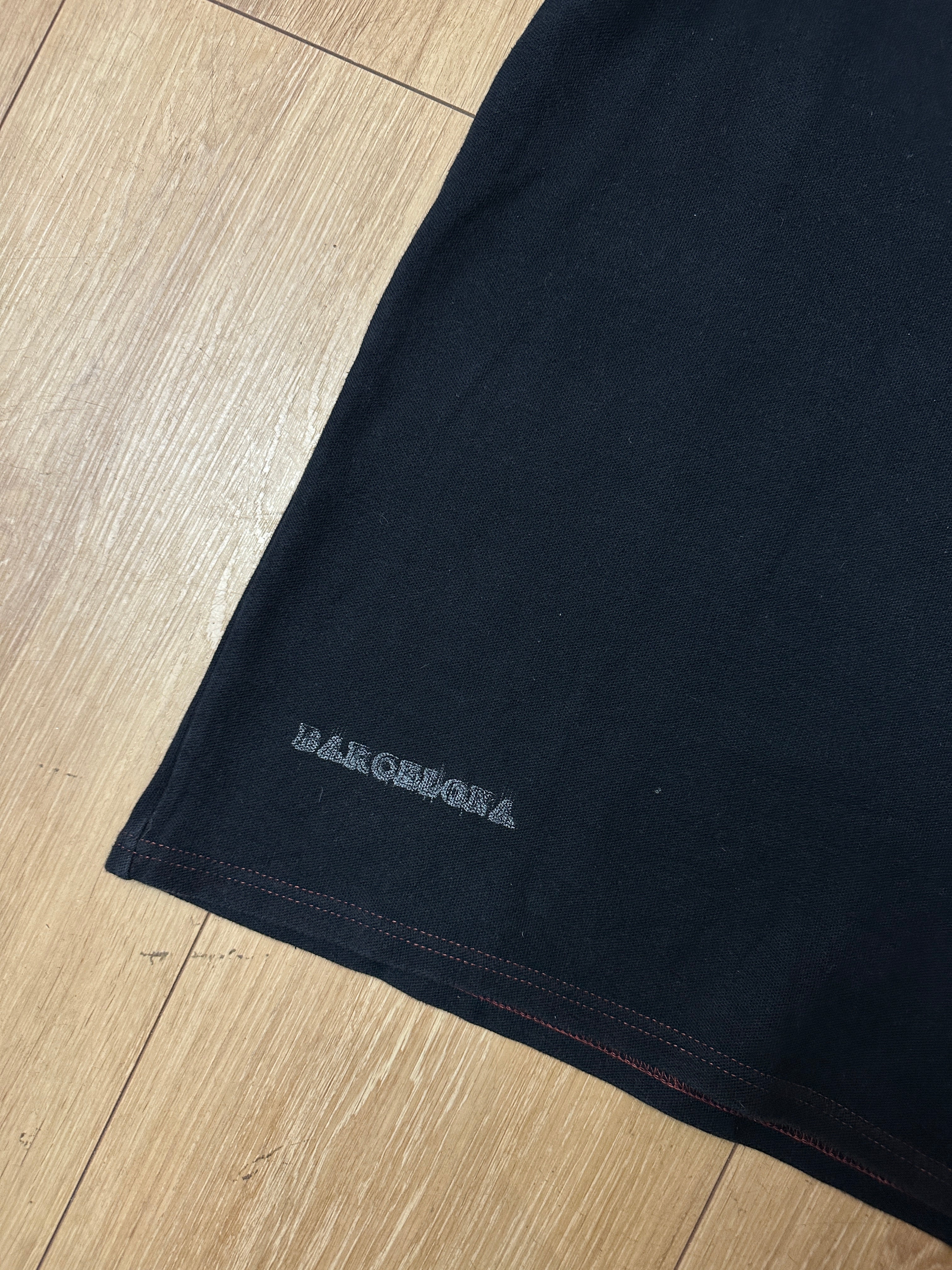 Detailbild von einem Vintage Hard Rock Café Polo von Schriftzug auf Vorderunterseite