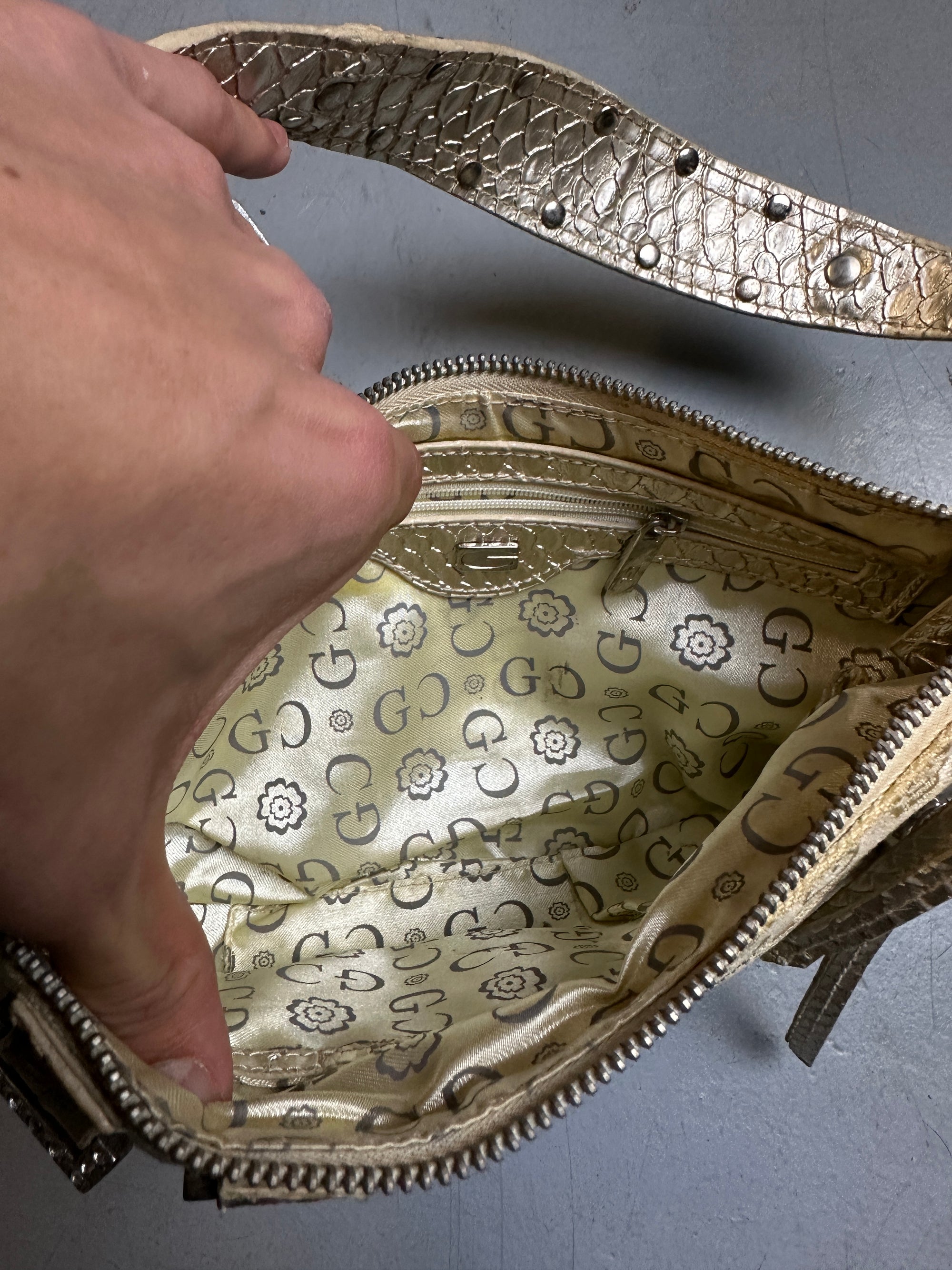 Produktbild von Vintage Gussaci Y2K Gold Mini Baguette Bag von innen