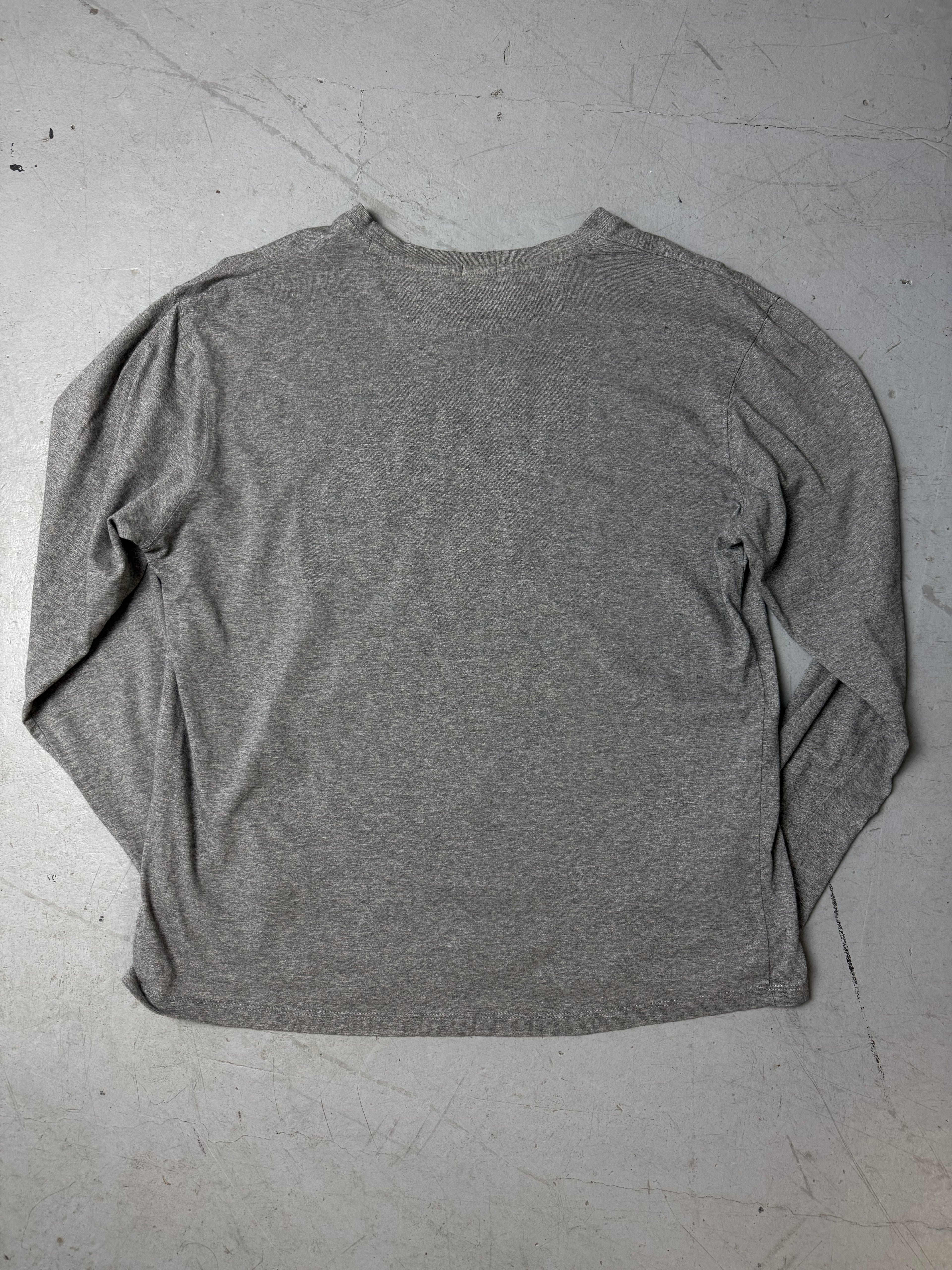 Vintage Russell Athletic Grey Longsleeve Whit a small letter for boys. Y2K Second Hand 2000s Fashion 