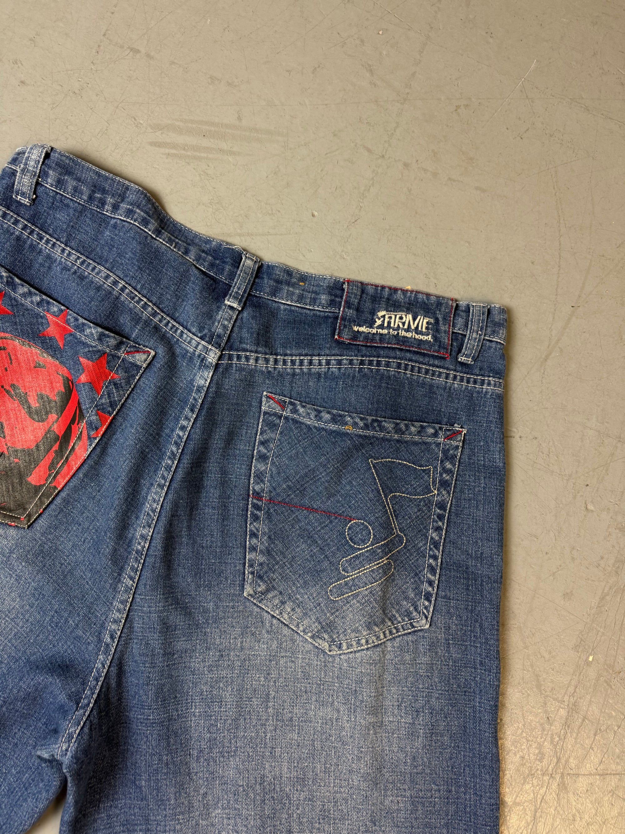 Eine blaue baggy denim shorts mit auffälligem Print in rot und schwarz 
