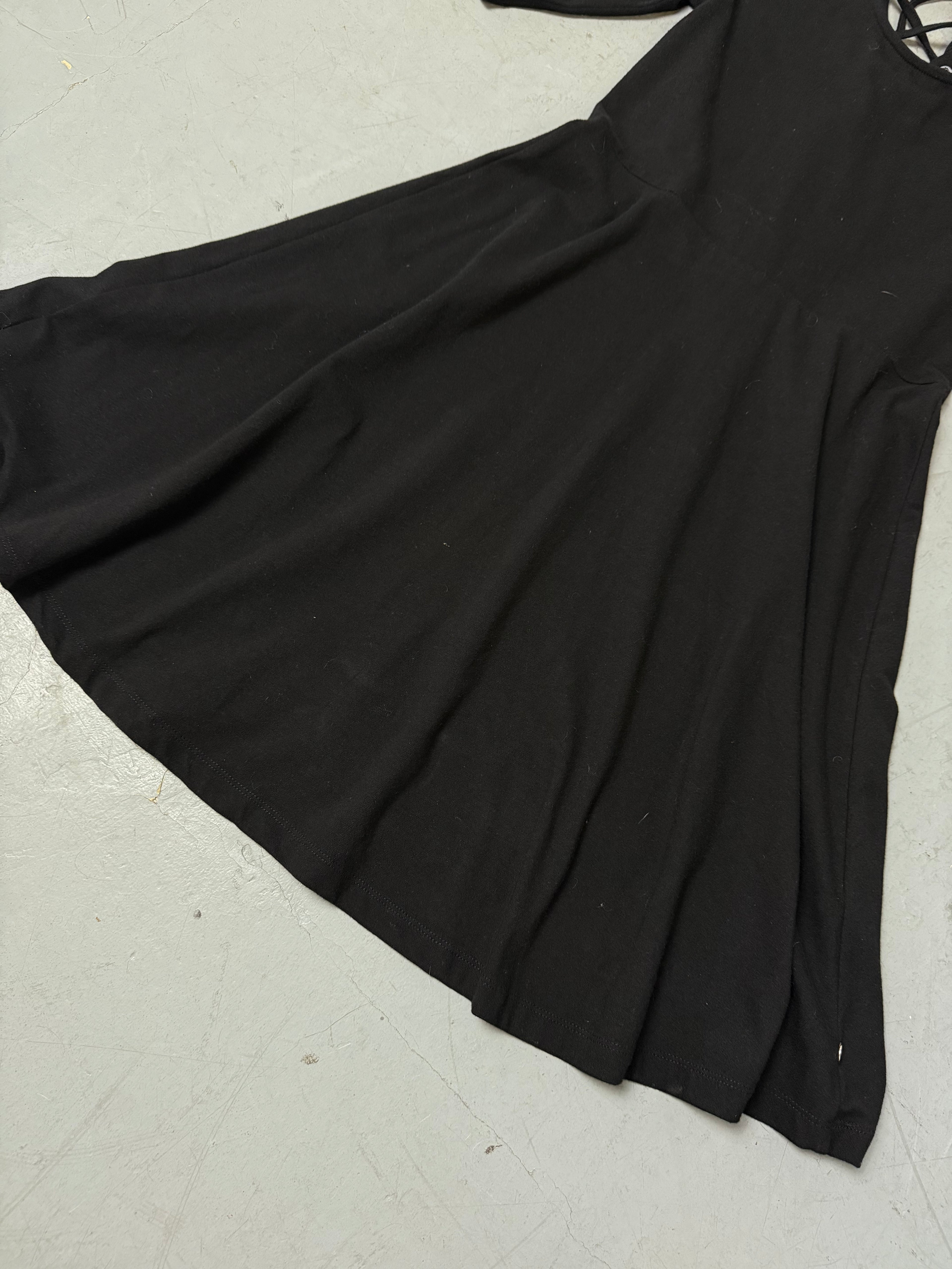 Ein schwarzes midi Kleid mit teils offenem Rücken und kurzen Ärmeln in S