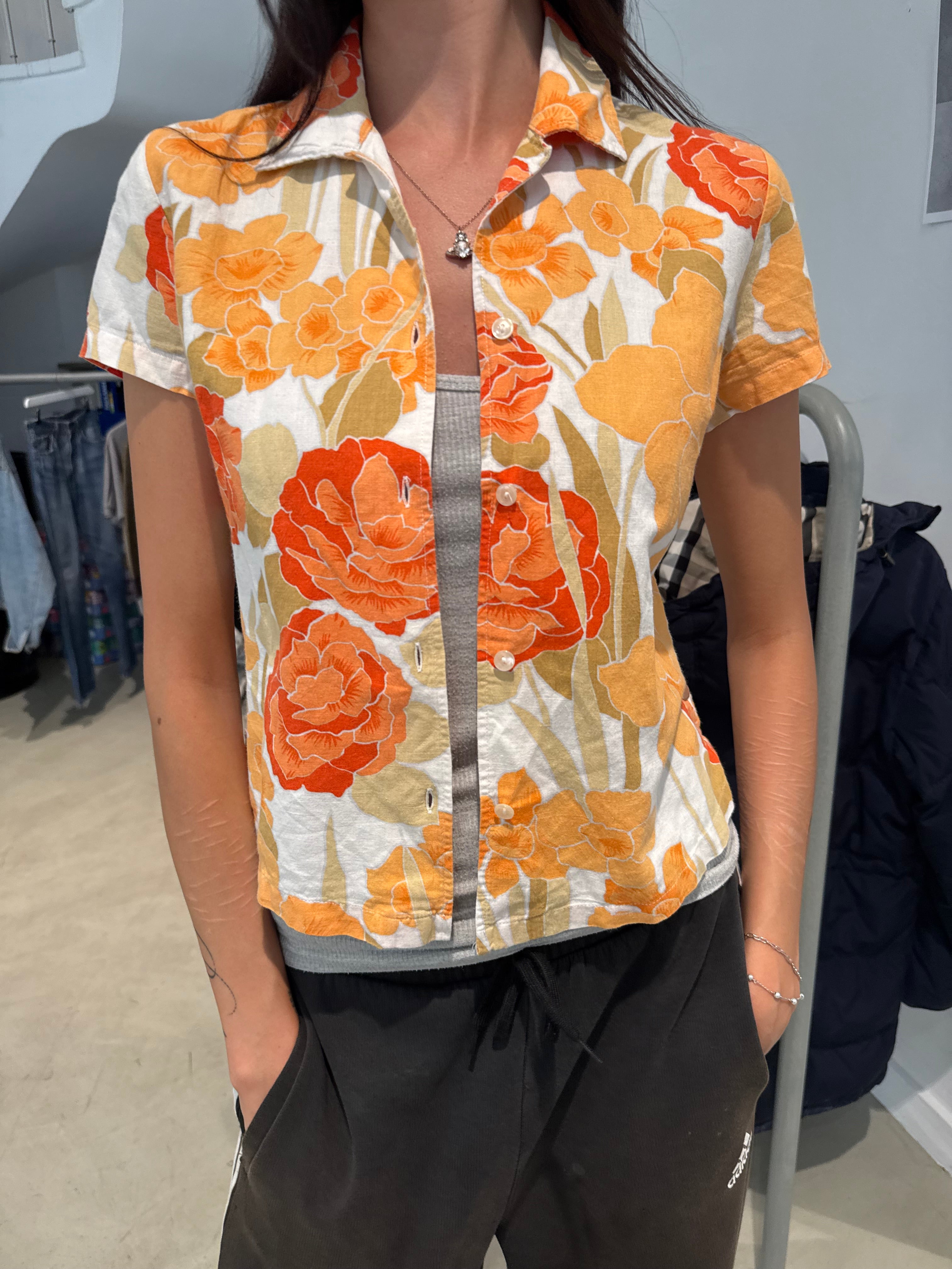Vintage Flower Shirt für Damen. Y2K Second Hand 2000s Fashion.