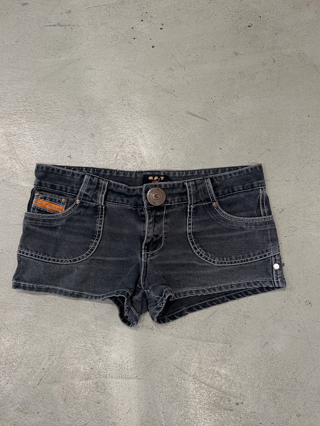Vintage Grey Hot Pants für Damen. Y2K Second Hand 2000s Fashion.