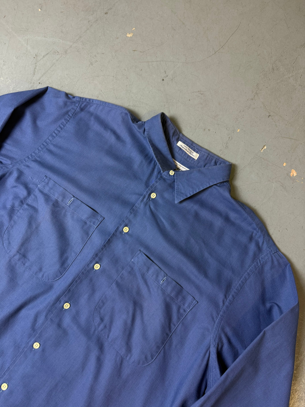 Detailliertes Produktbild von Blauem Burberry Hemd auf graue Grund 