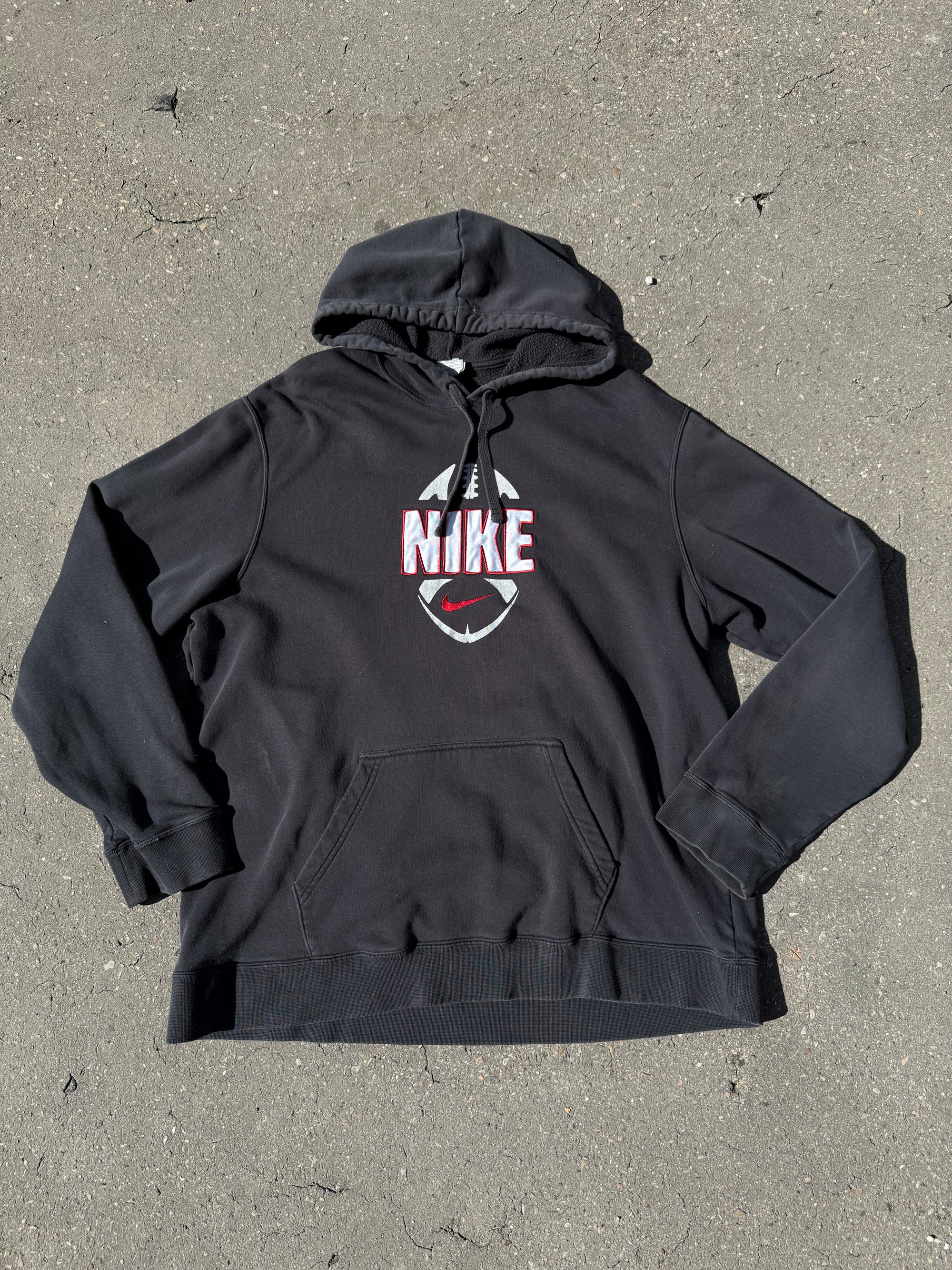 Ein oversized Nike Football Hoodie in schwarz mit Logo auf der Brust in XXL