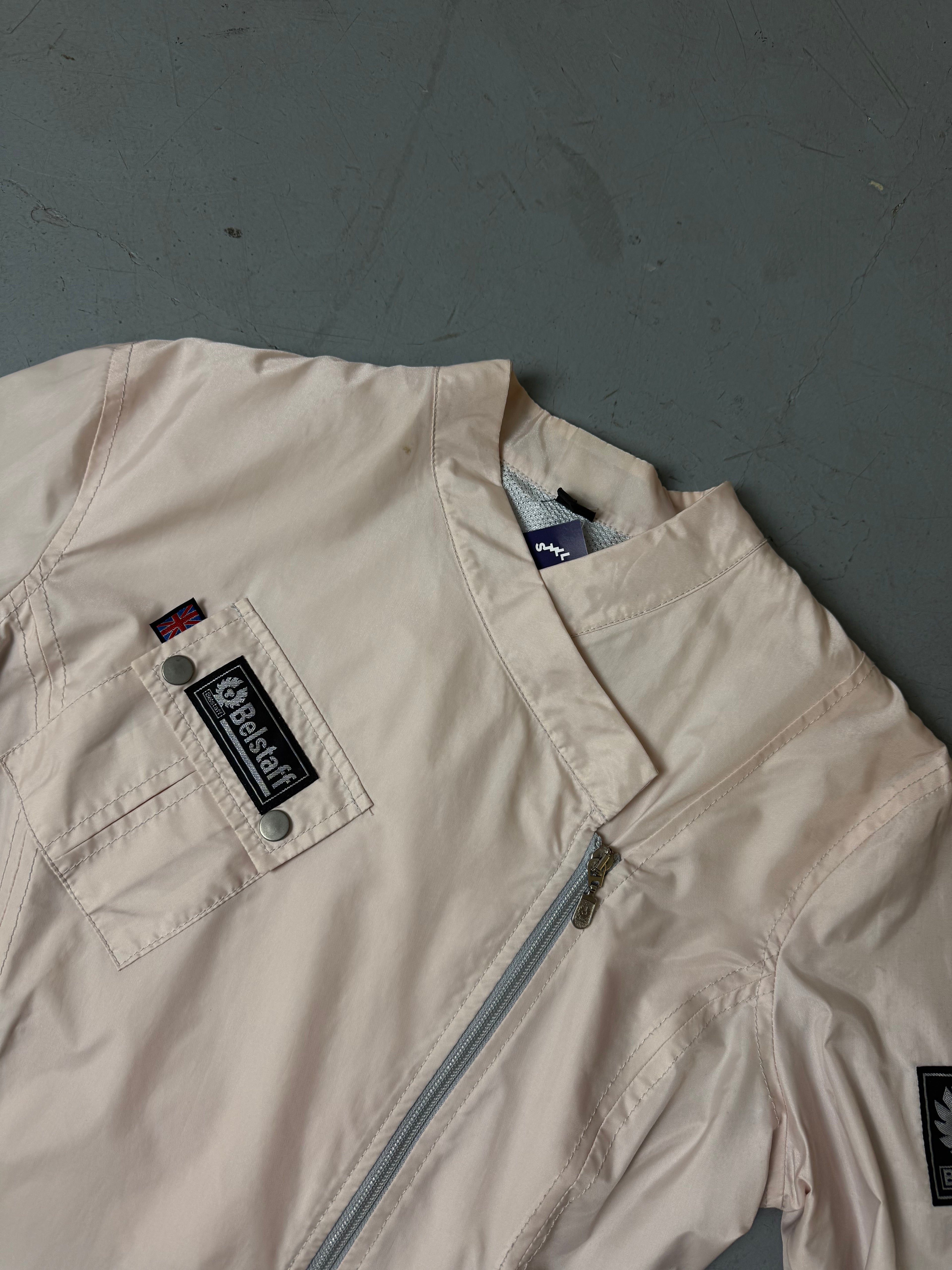 Vintage Belstaff Light Pink Jacket Getragen mit schrägem zipper vor weißer Wand