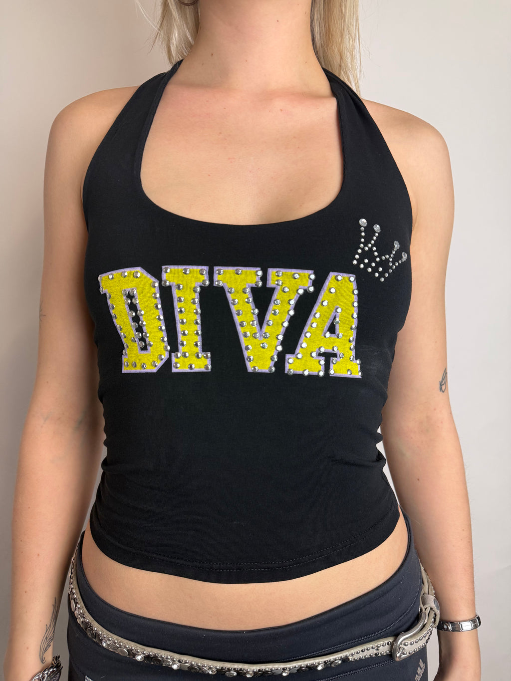 Vintage Diva Rhinestone Neckholder Top für Damen. Y2K Second Hand 2000s Fashion