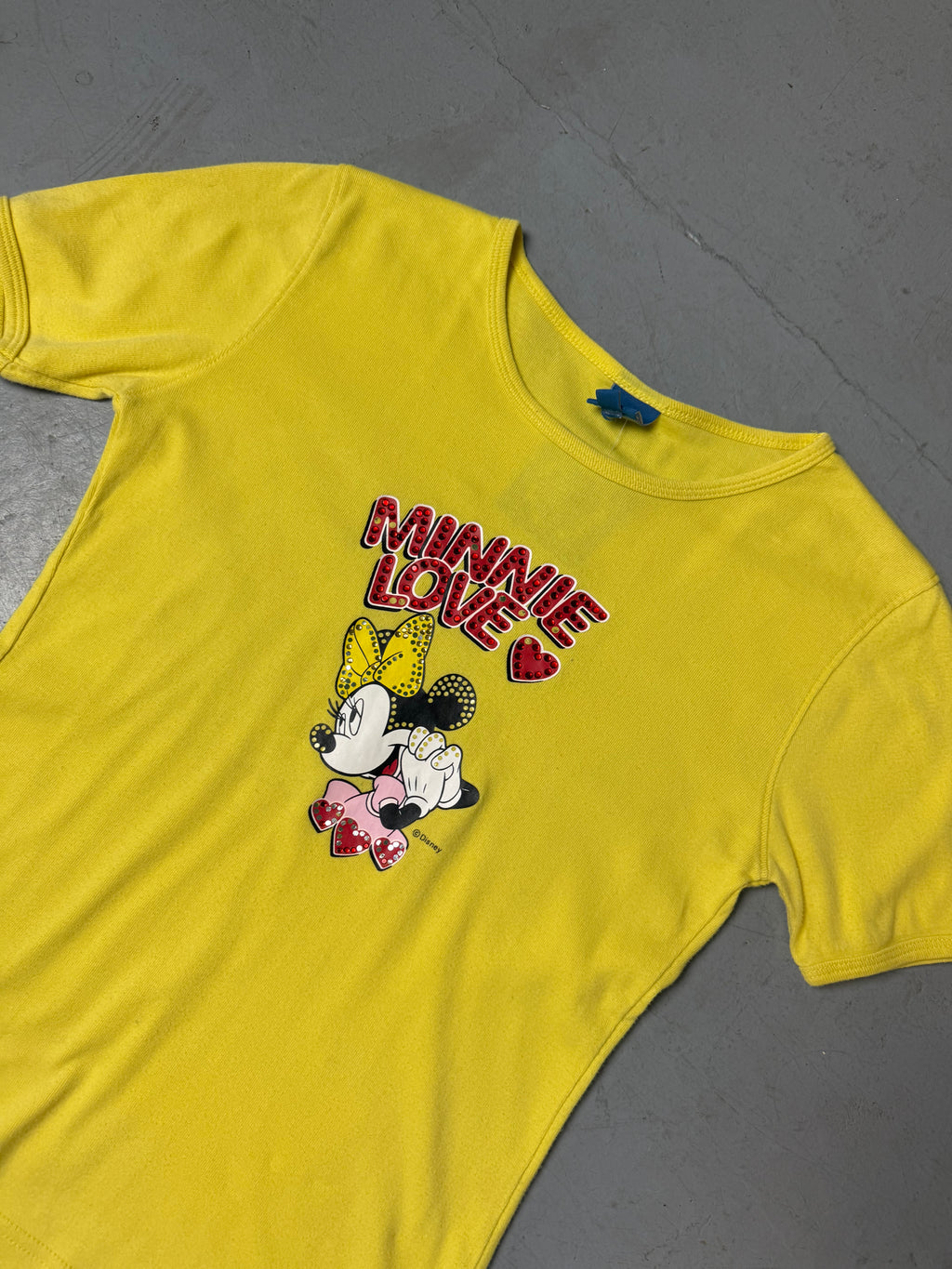 Detailliertes Produktbild von Vintage Disney Minnie Mouse T-Shirt S/M von vorne auf grauem Boden 