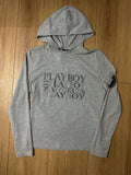 Ein grauer hoodie von Playboy mit Logo strasssteinchen auf der Brust und Patch auf dem Arm im y2k Stil 