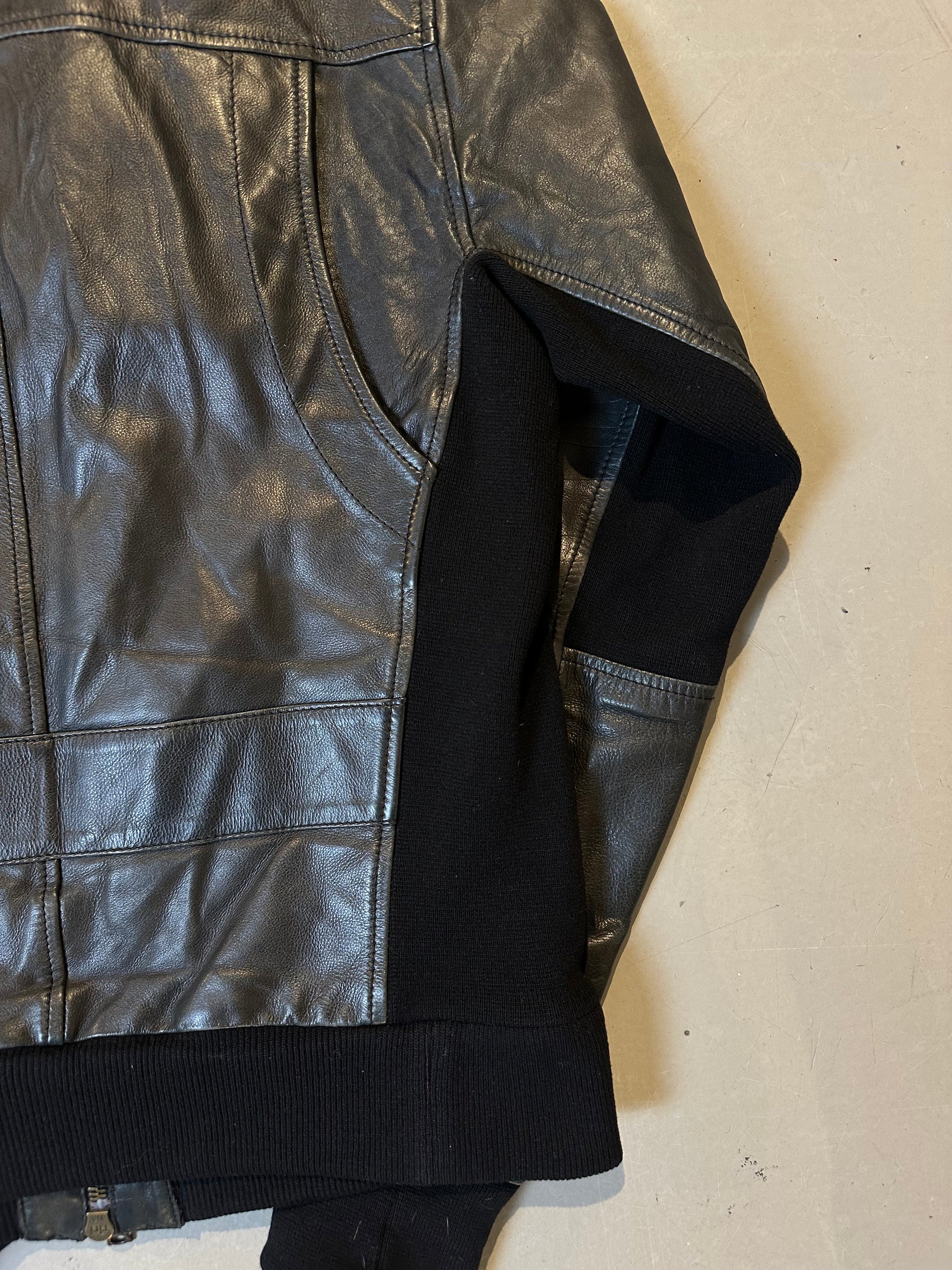 Produktbild schwarze Lederjacke, Taille, Bund und Arminnenseite schwarzer Stoff