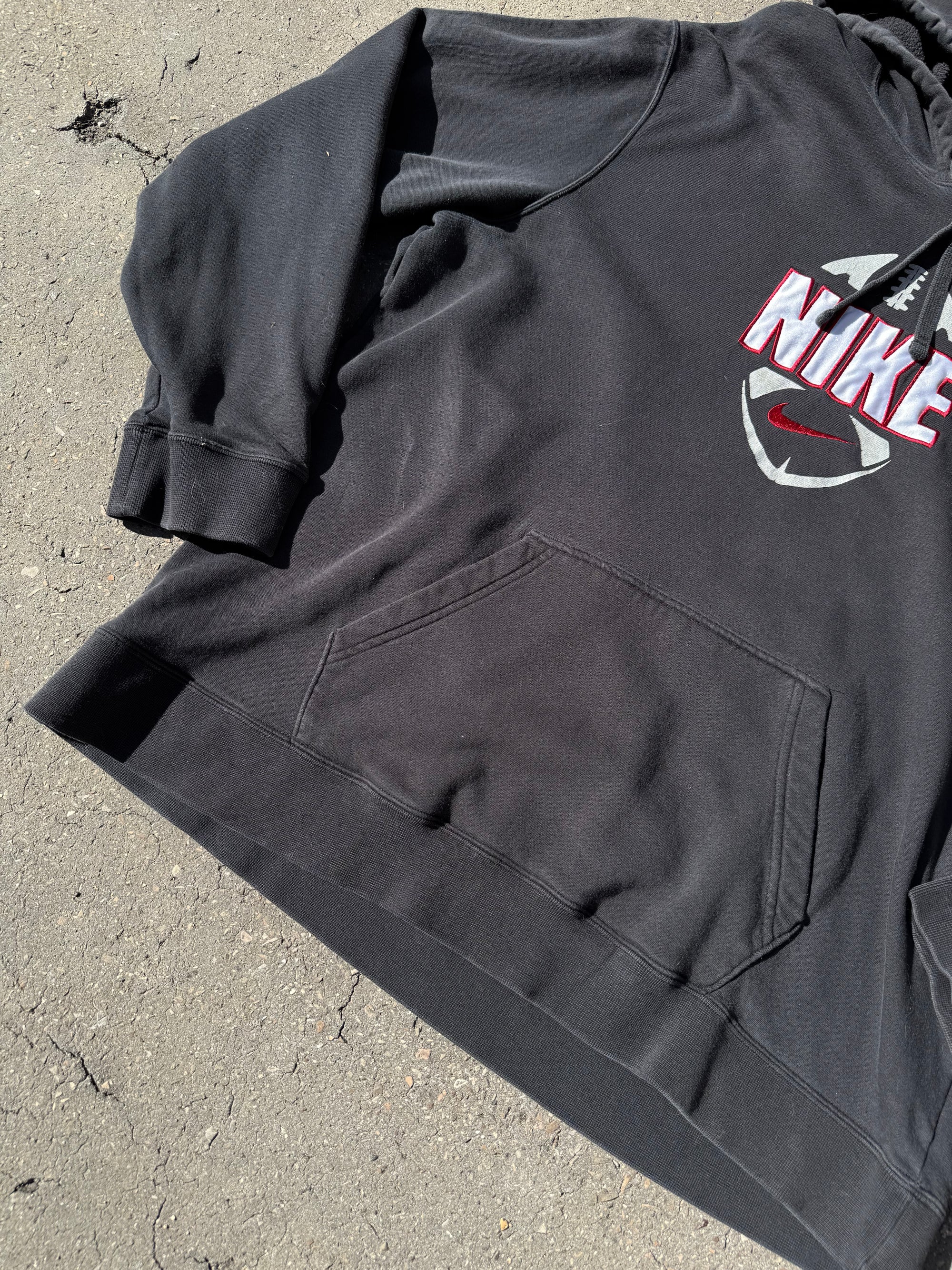 Ein oversized Nike Football Hoodie in schwarz mit Logo auf der Brust in XXL