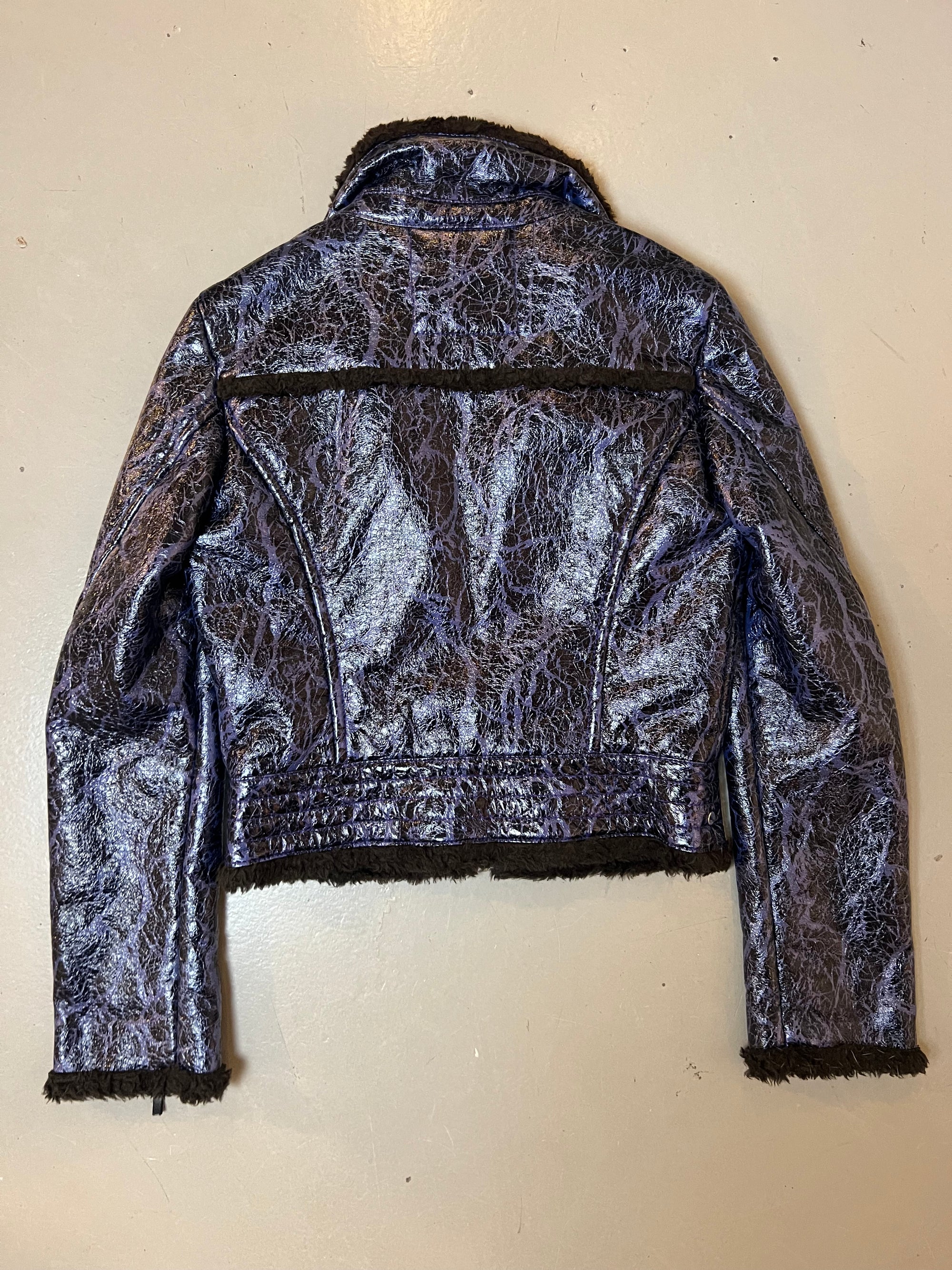 Zu sehen ist eine lila Miss Sixty Jacke mit Fell Kragen