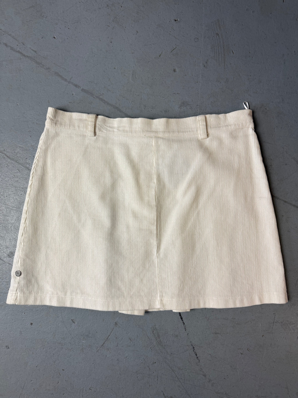 Vintage White Pleated Cord Mini Skirt für Damen. Y2K Secondhand 2000s Fashion.