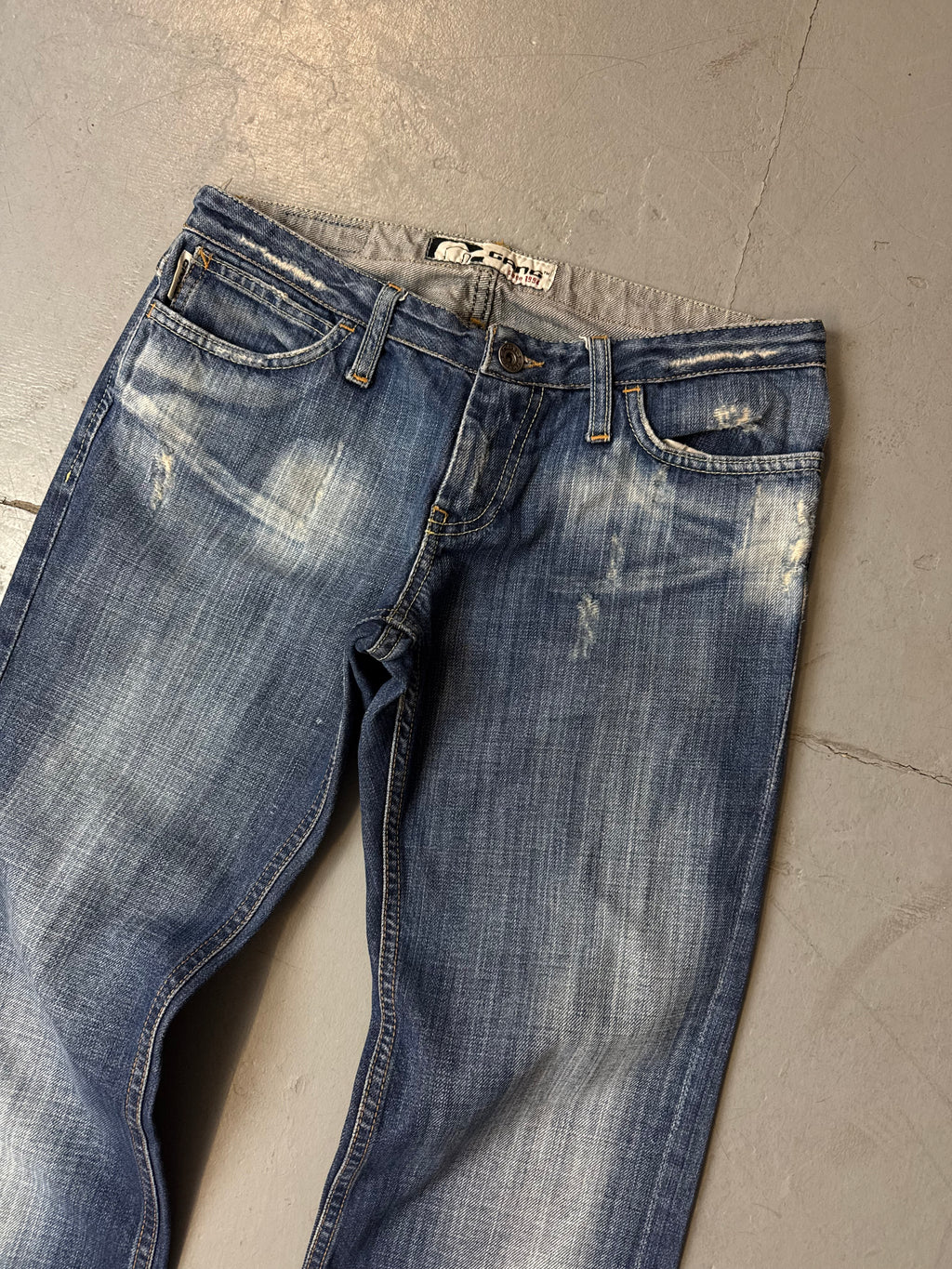 Vintage Gang Low Waist Bootcut Jeans für Damen. Y2K Second Hand 2000s Fashion