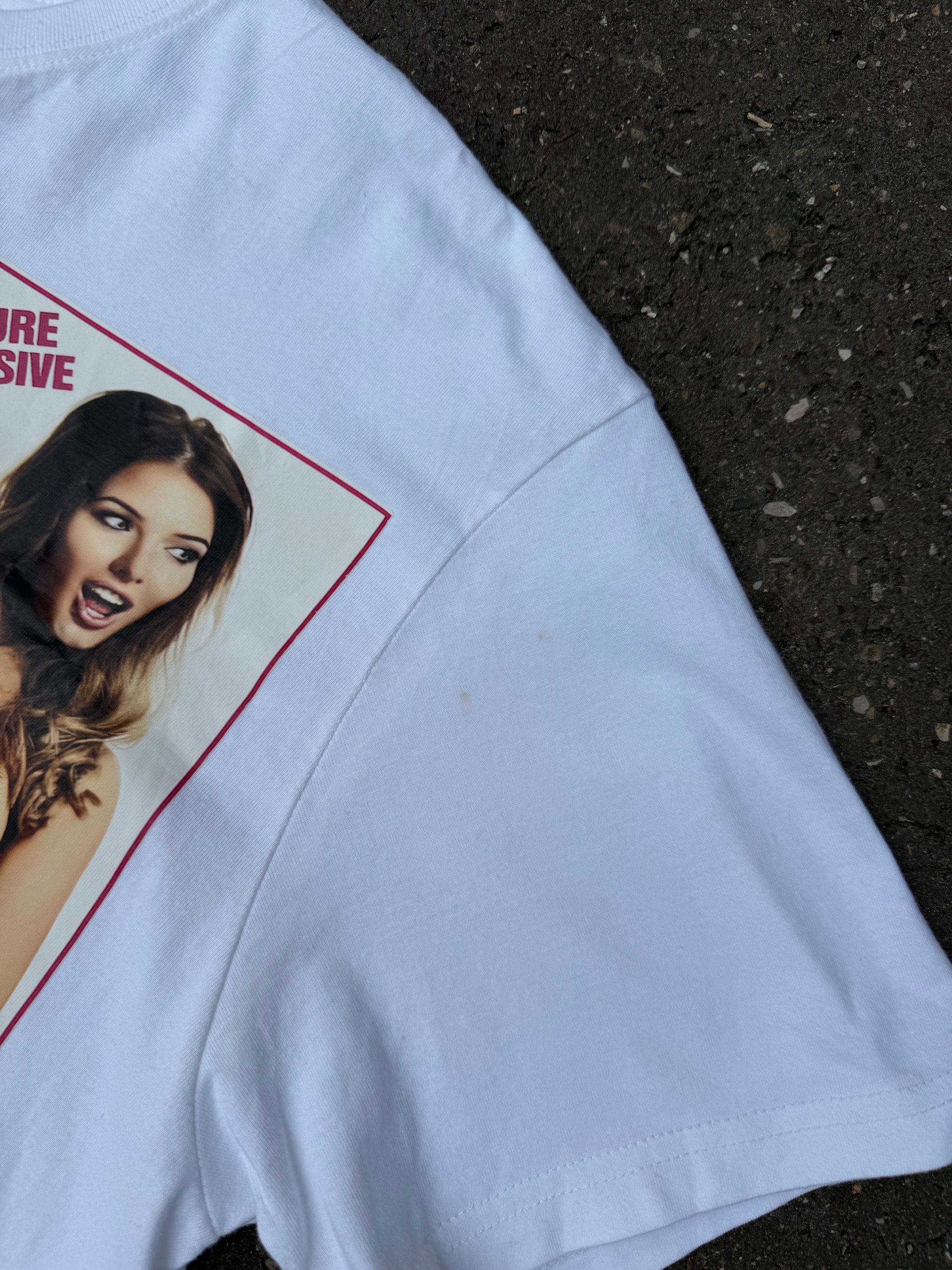 Ein weißes T-Shirt mit einem The Sun Magazine Aufdruck auf der Vorderseite 