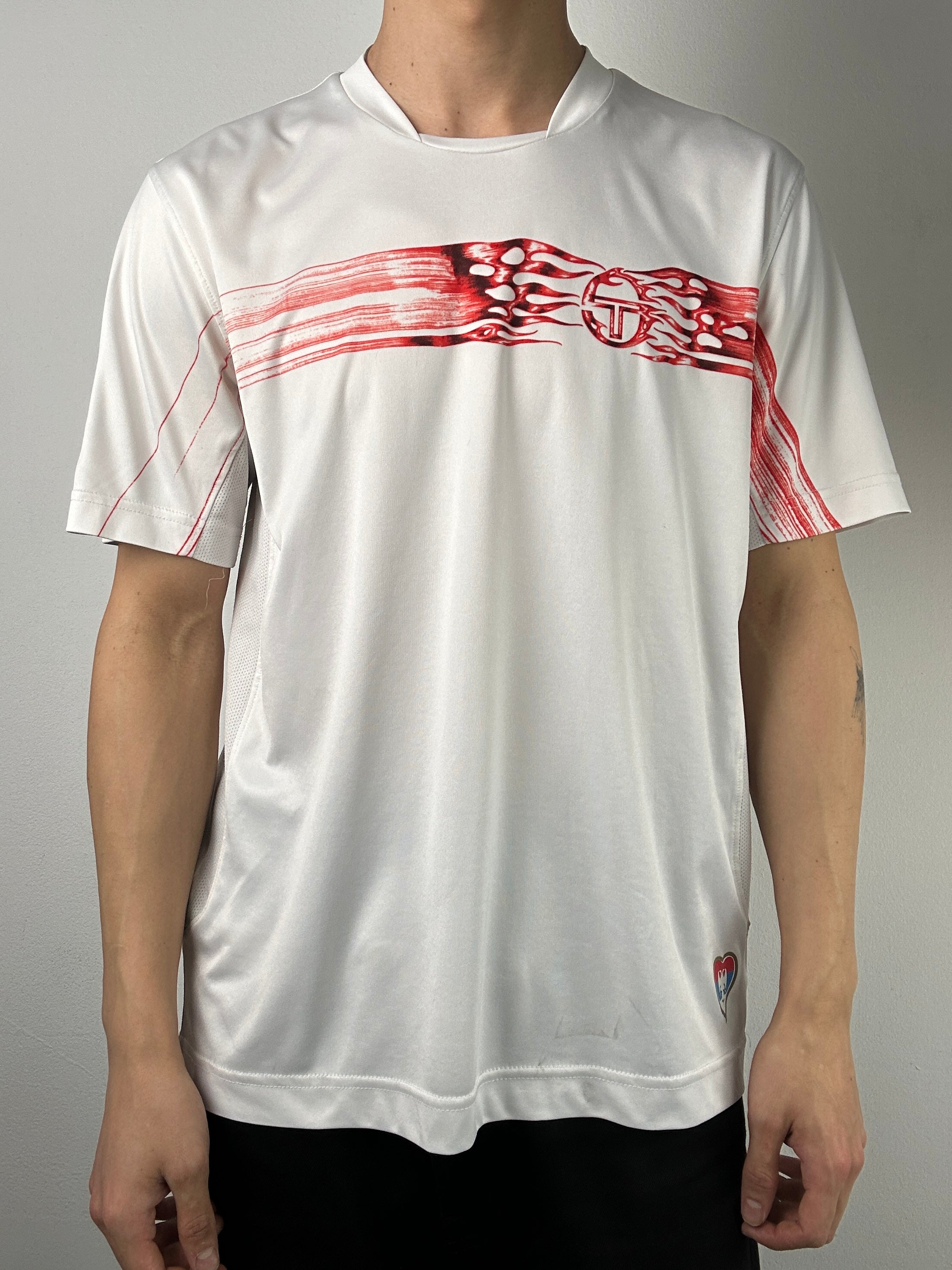 Vintage Sergio Tacchini Sport Jersey mit roten Details für Herren. Y2K Second Hand 2000s Fashion 