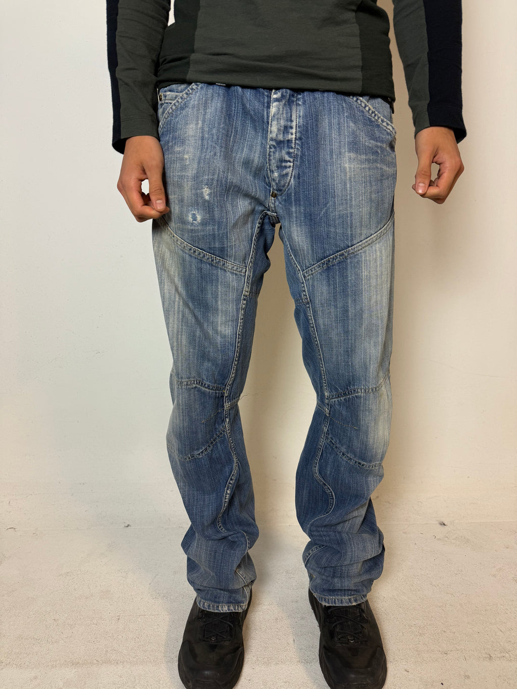 Eine baggy g-Star raw jeans in blauer Waschung 