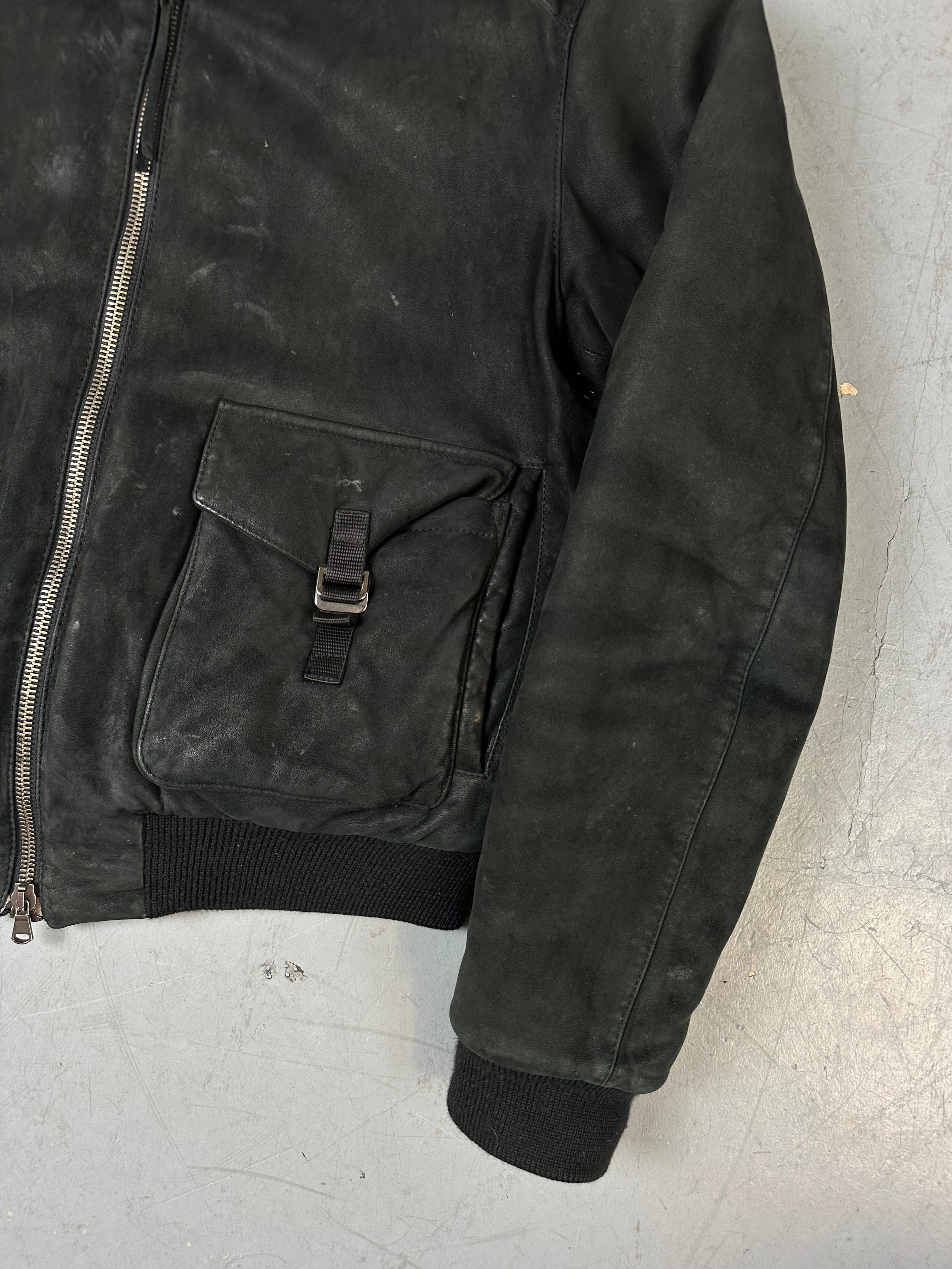 Eine schwarze Sherlingjacke mit Kaputze 