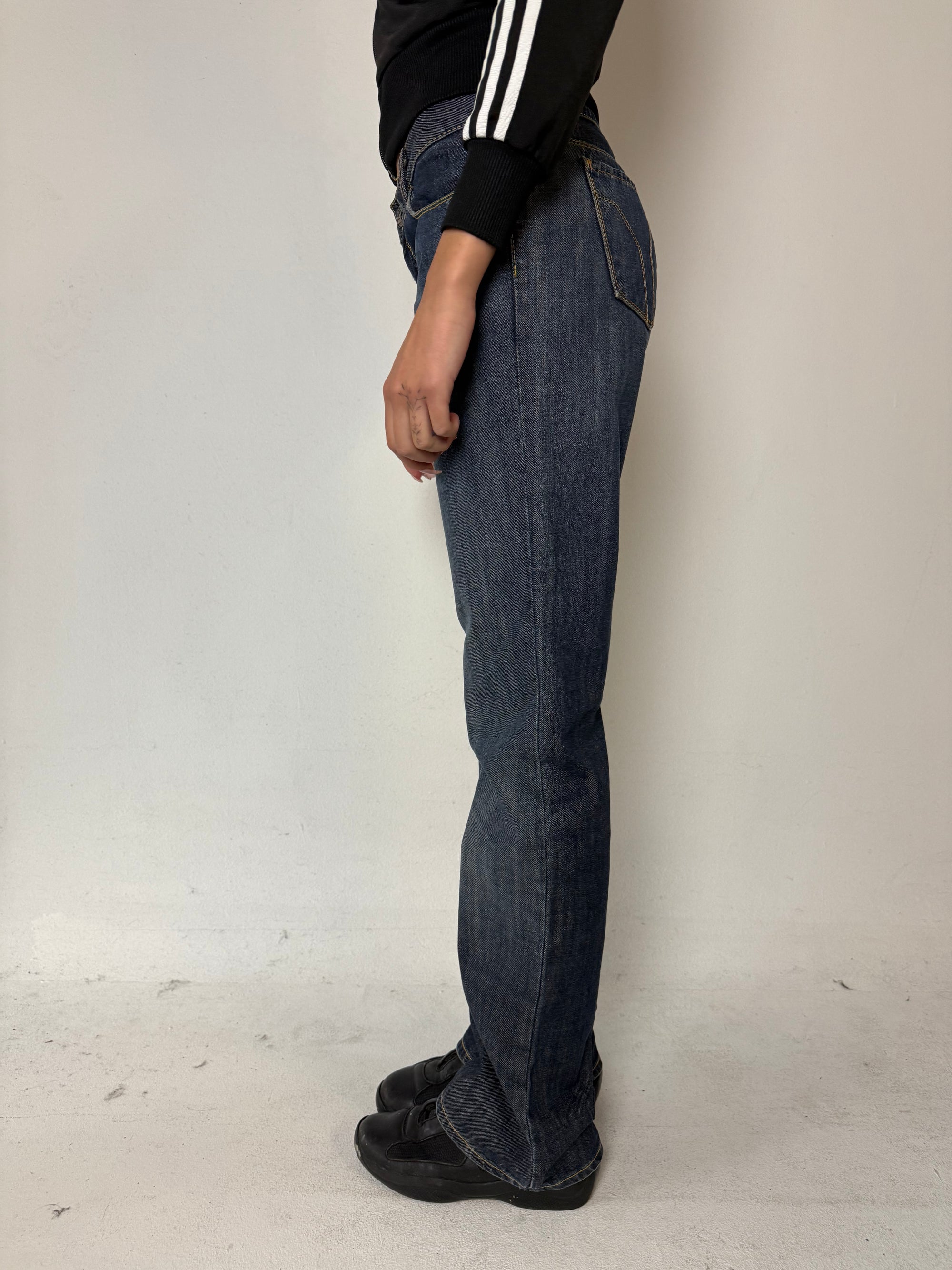 Eine dunkelblaue bootcut denim eans von miss sixty 