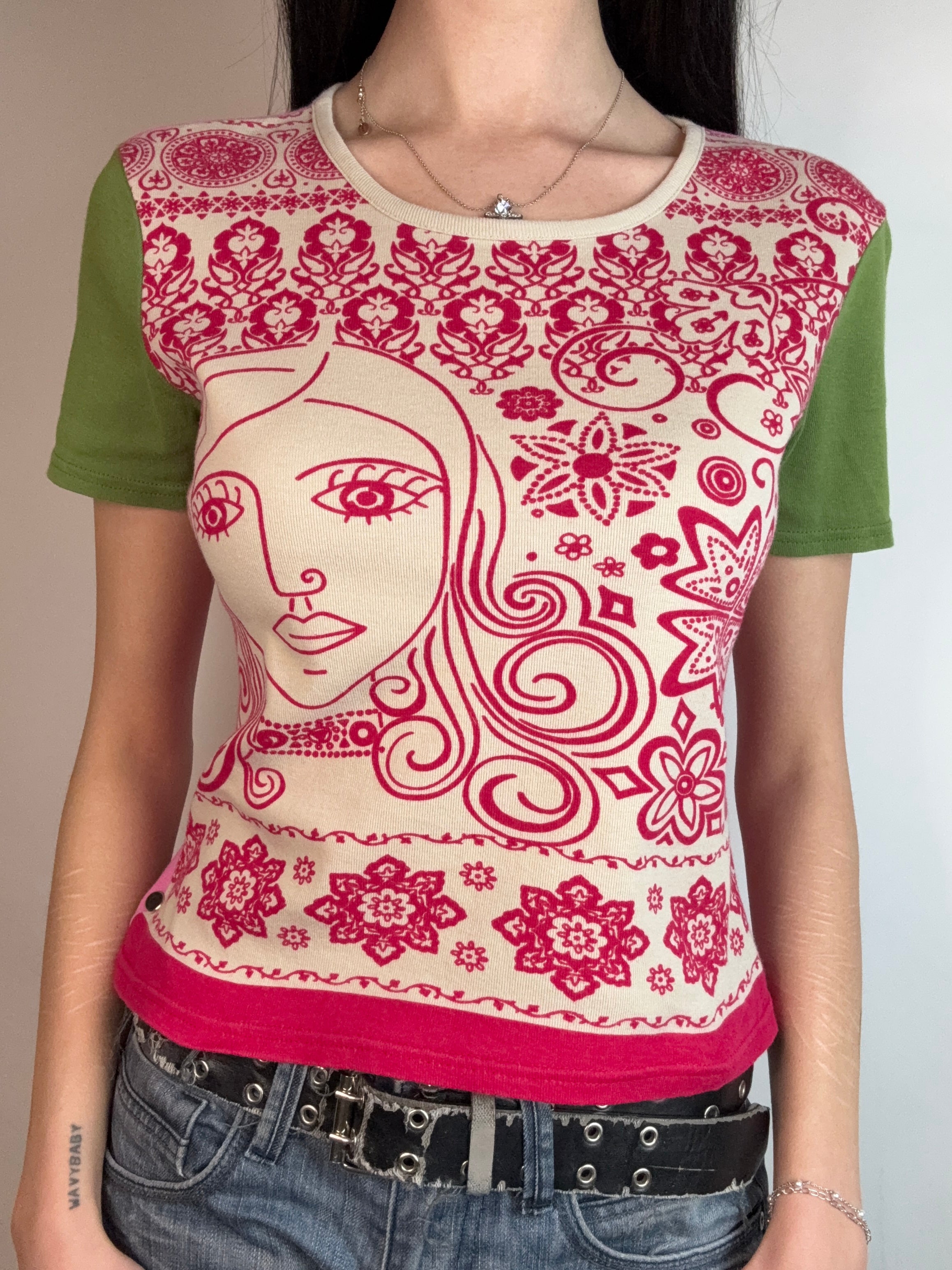 Vintage Red and Green Printed T-Shirt für Damen. Y2K Second Hand 2000s Fashion 