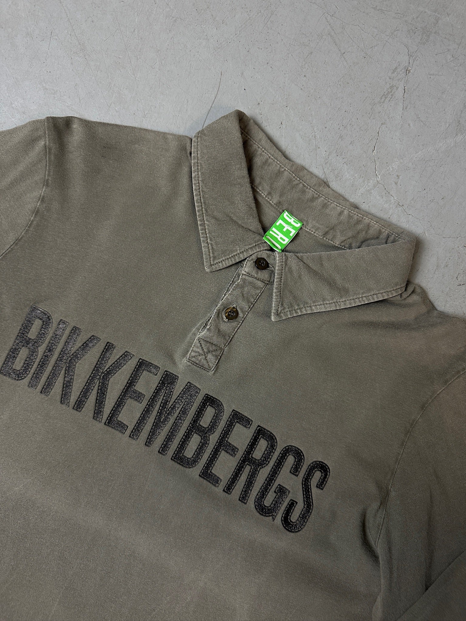 Detailliertes Produktbild von grauem Dirk Bikkembergs Langarm auf grauem Boden 