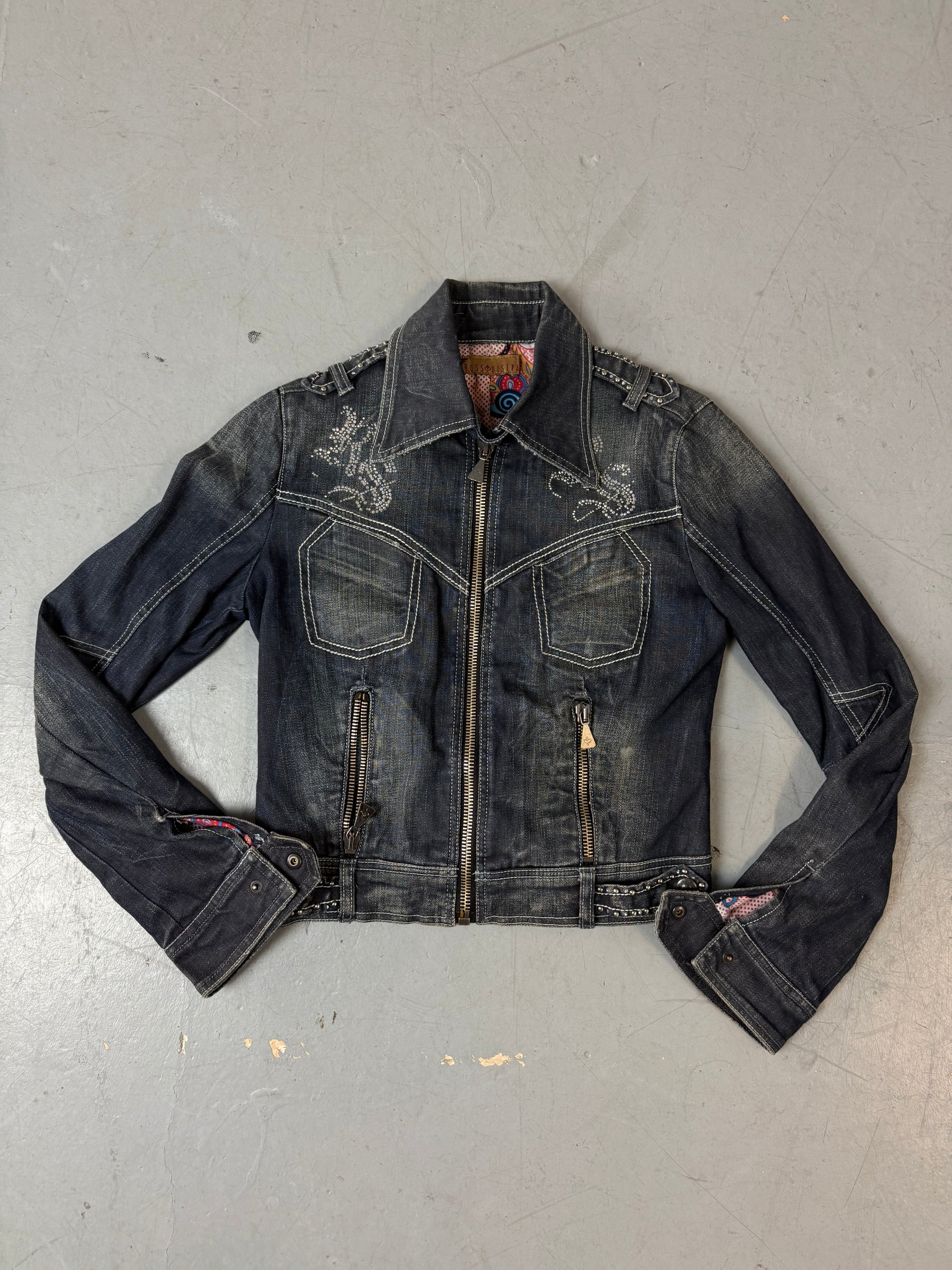 Eine blau-graue Jeansjacke mit strasssteinchen 