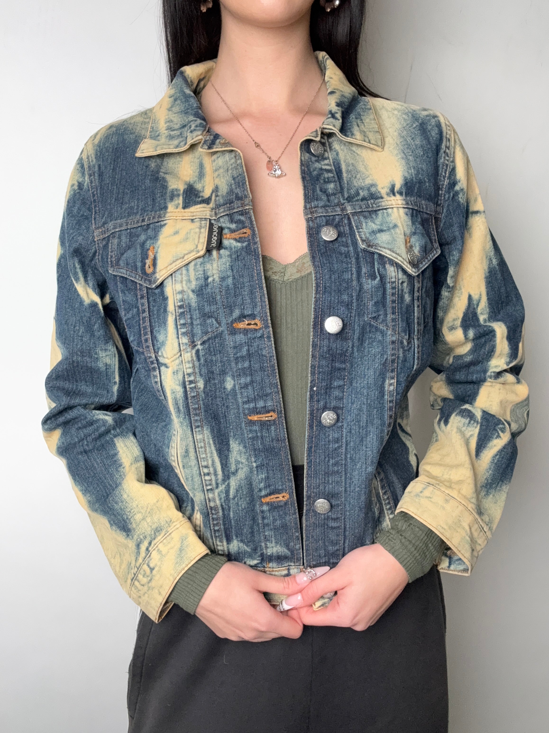 Tragebild von Vintage Bleach Washed Denim Jacket von vorne