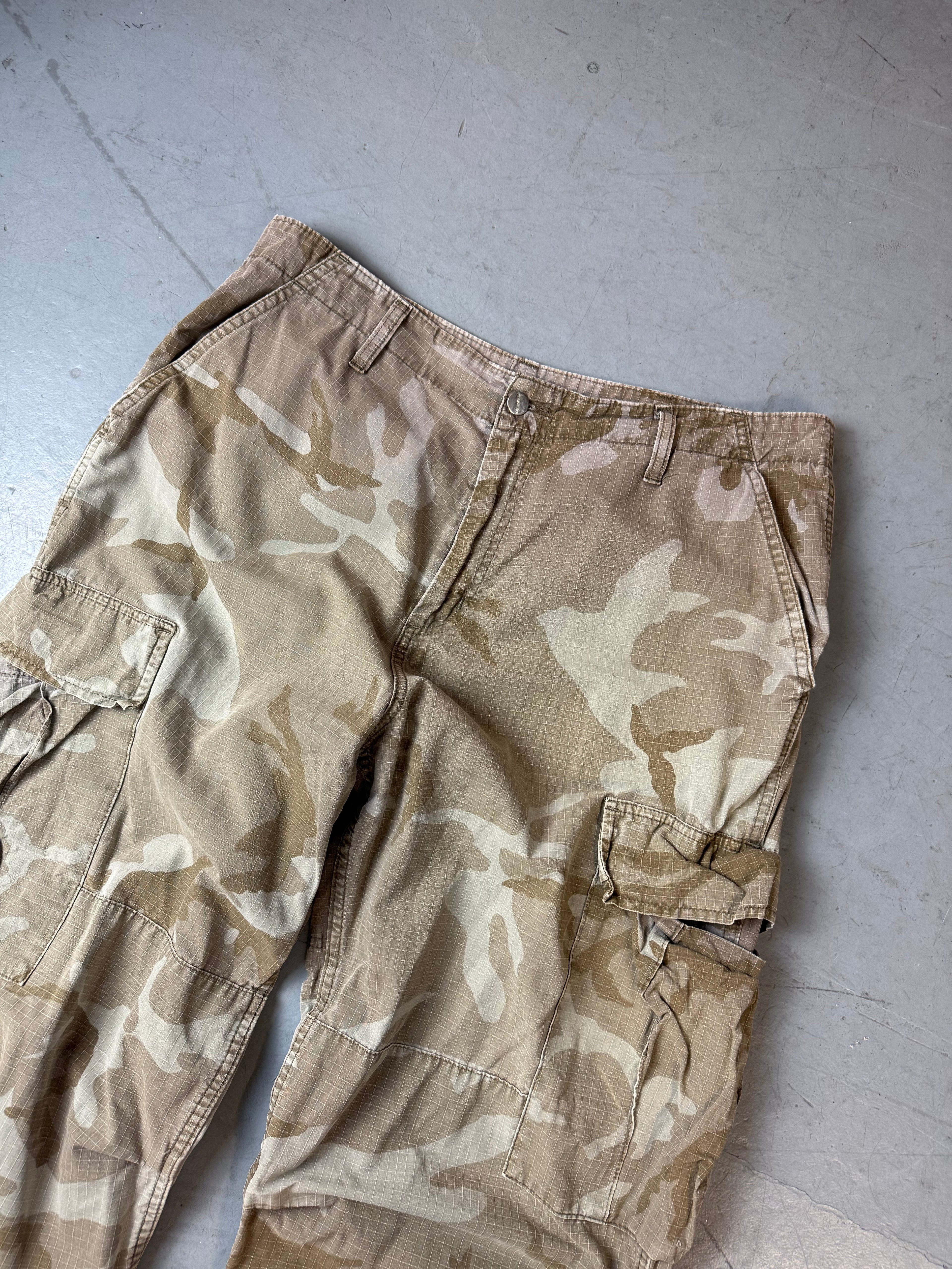 Detailbild von Vintage Carhartt Camouflage Baggy Pants L von vorne