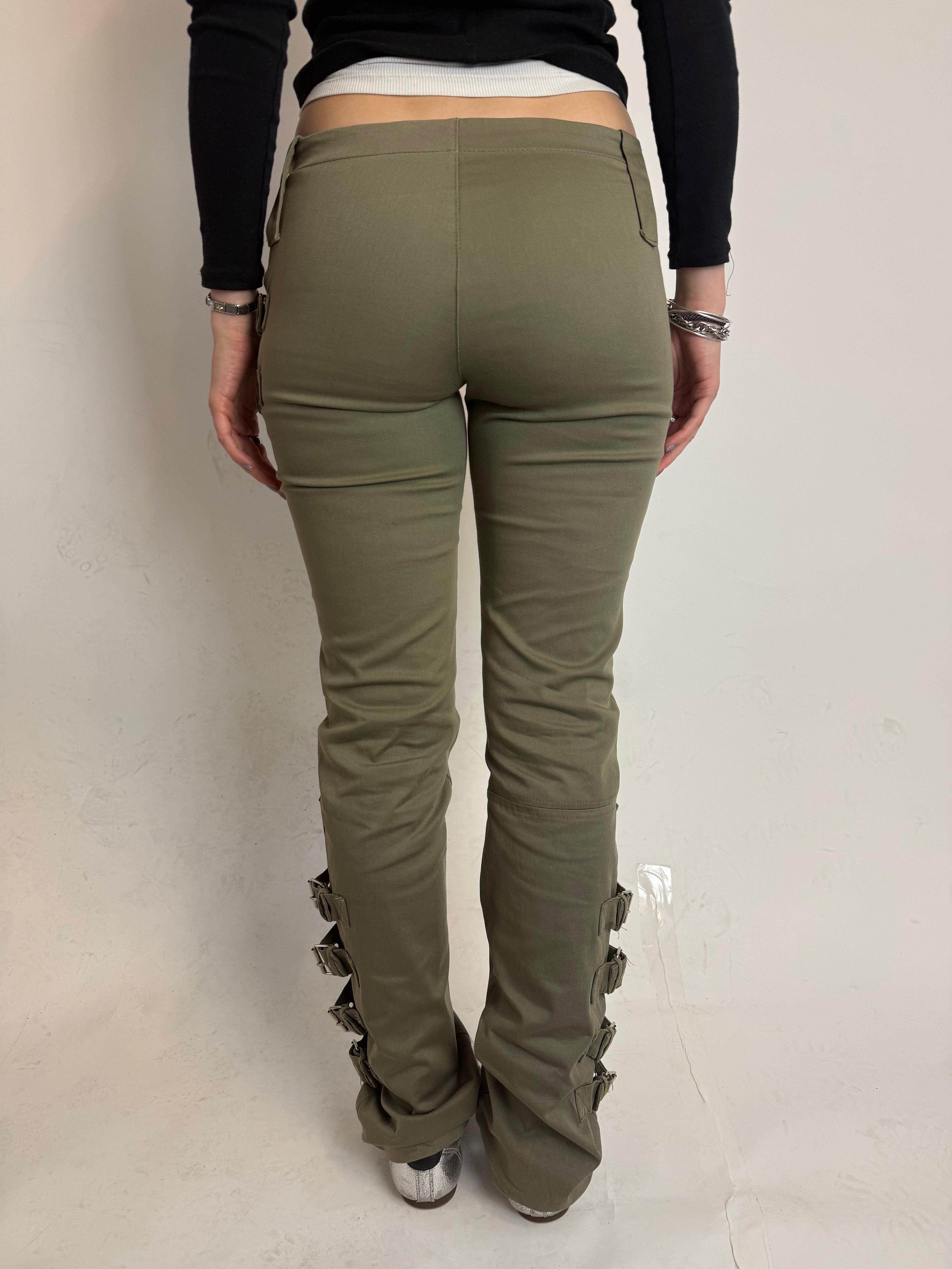 Vintage Khaki Straight Pants with Straps mit Schnallendetails für Damen. Y2K Second Hand 2000s Fashion