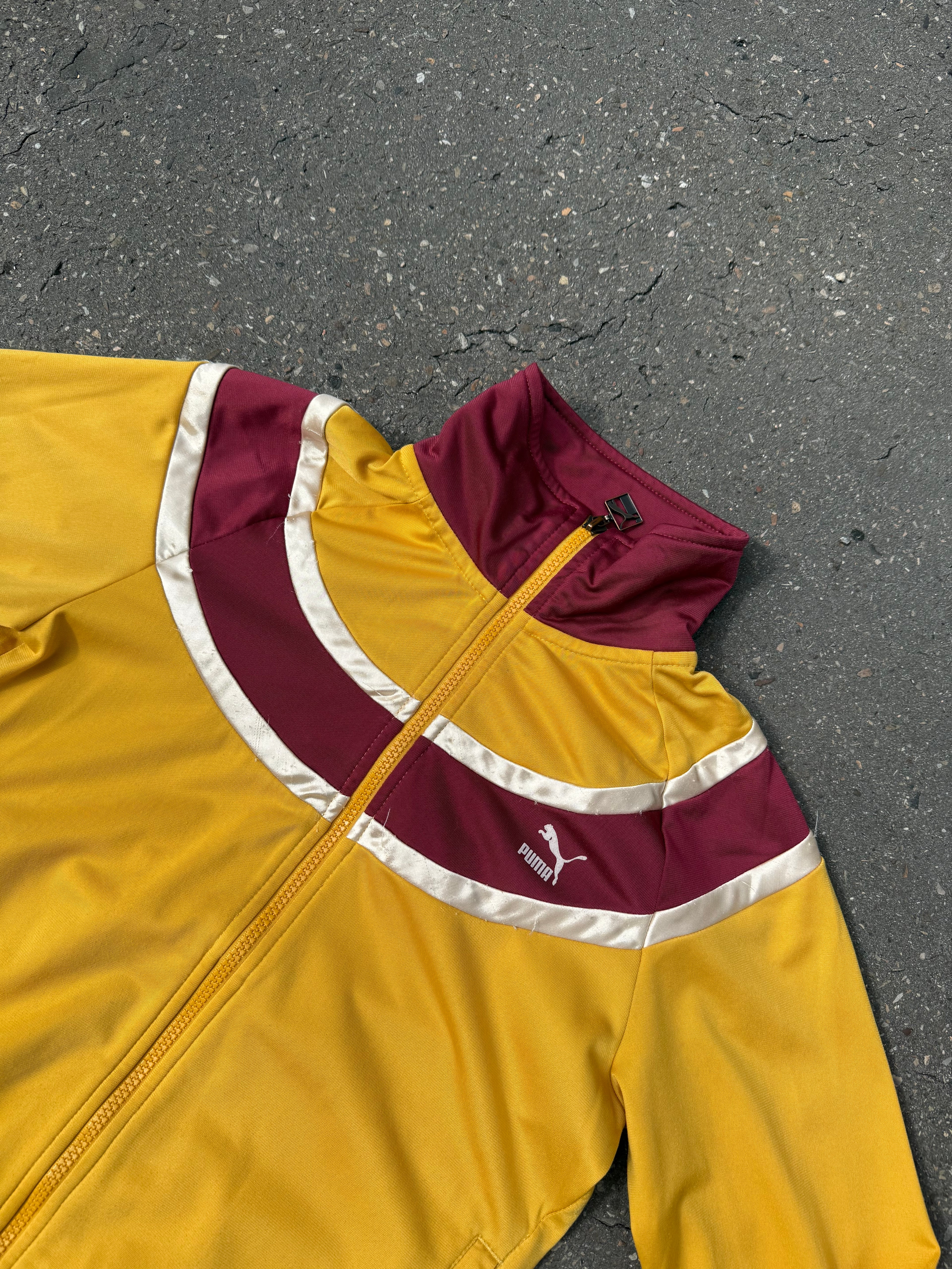Eine gelb rote Puma Trackjacke im Sporty Y2K Look 