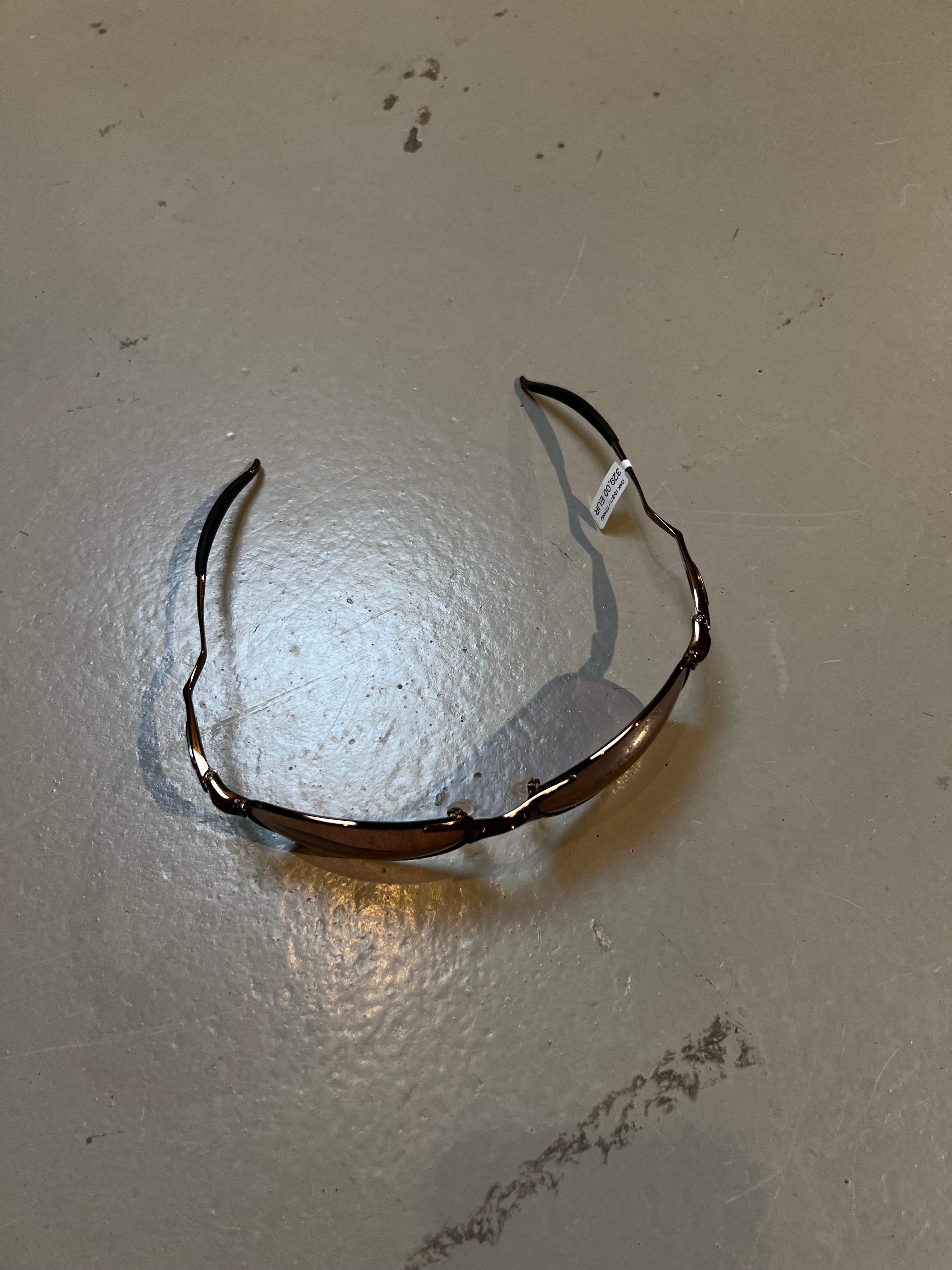 Produktbild von Oakley Titanium Sunglasses von Oben mit offenem Gestell