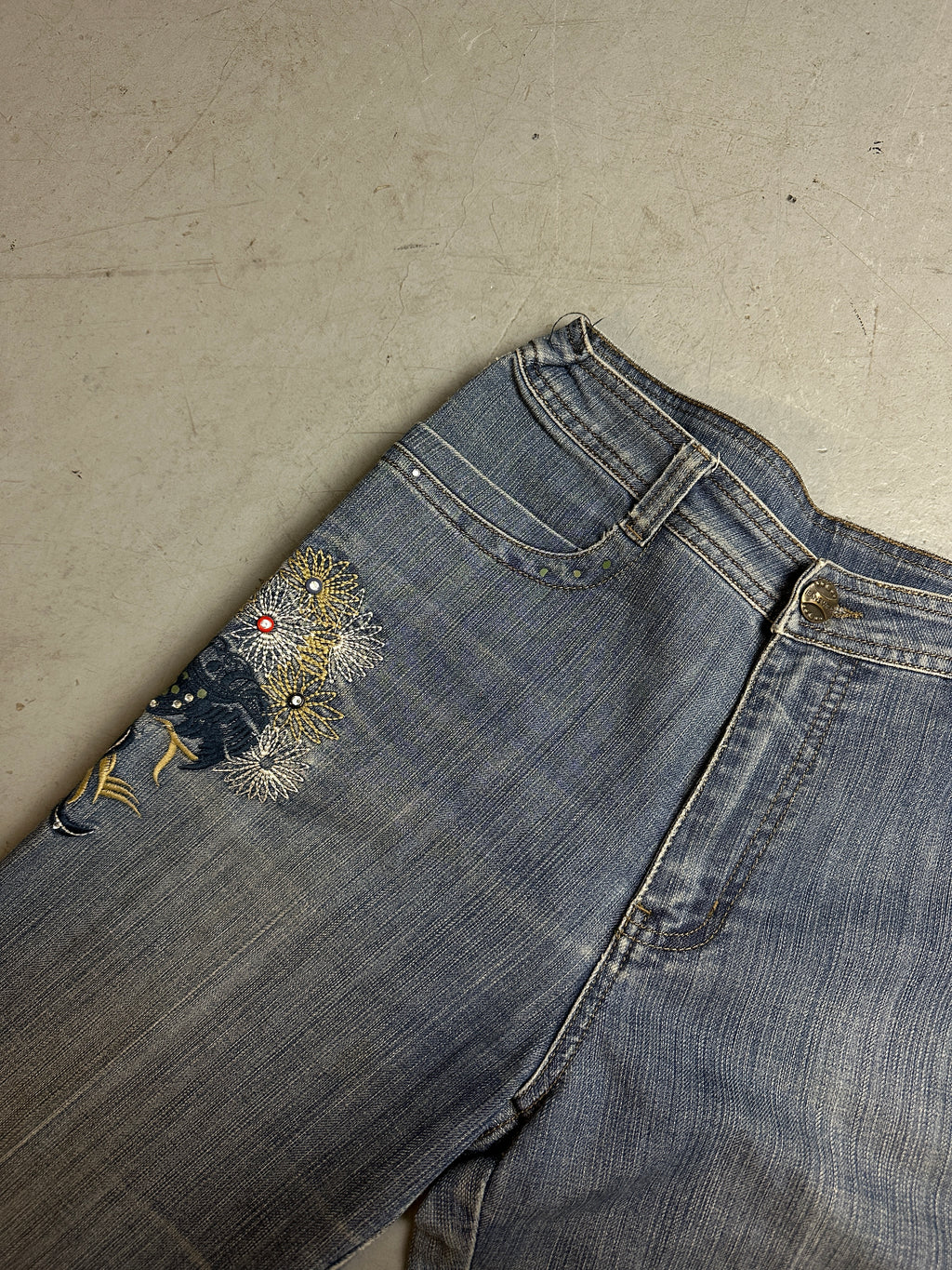Detailbild von Vintage Flower Stitched Denim S/M von vorne 