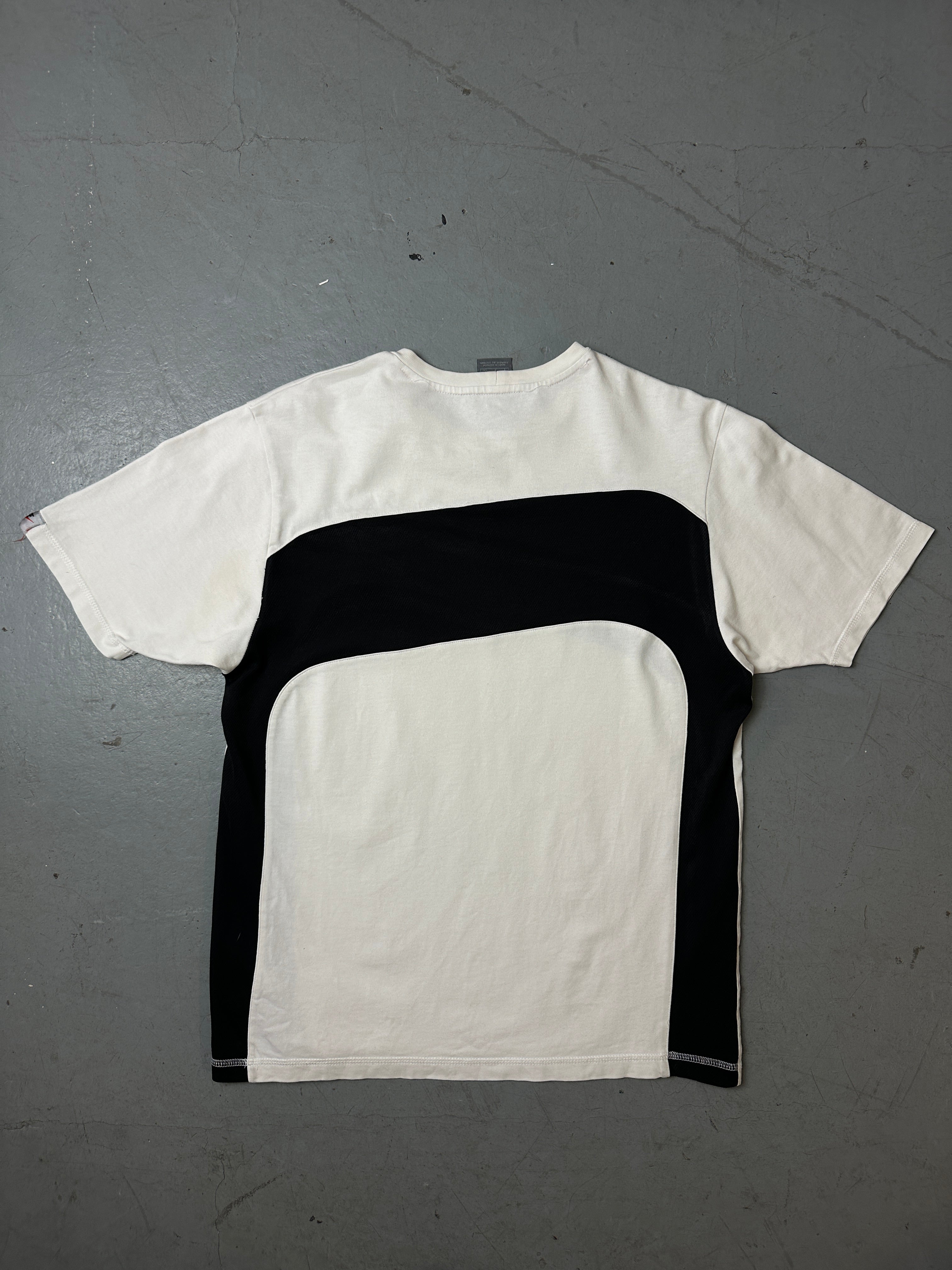 Detailliertes Produktbild von schwarz weißem Nike Tshirt auf grauem Boden 