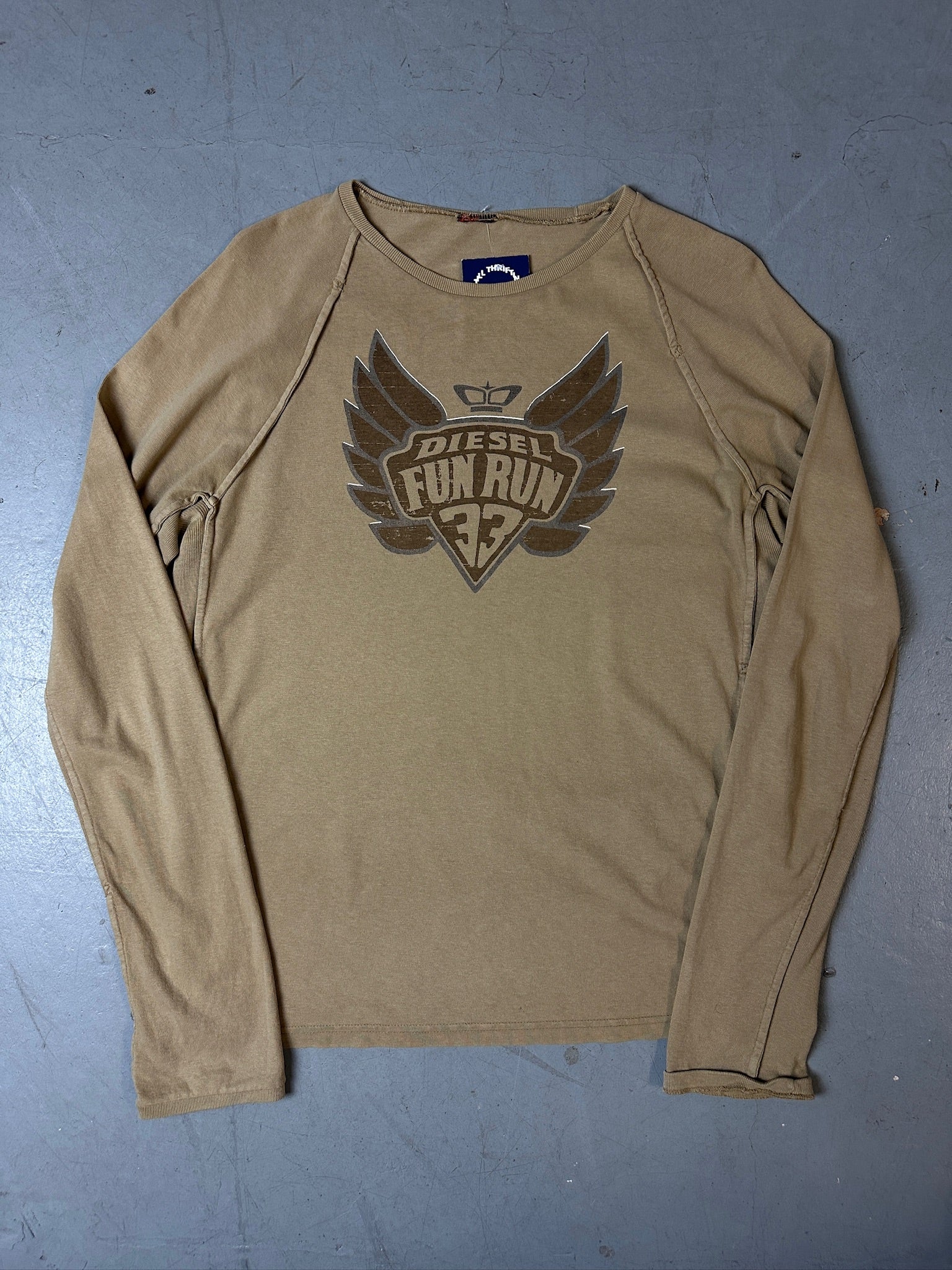 Produktbild von braunem Diesel Langarm Shirt auf grauem Boden