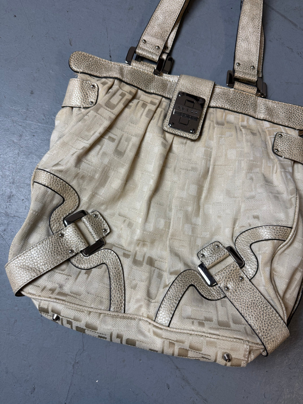 Detailbild von einer Vintage CNTY BAGS Guess Beige Monogram Big Bag von vorne