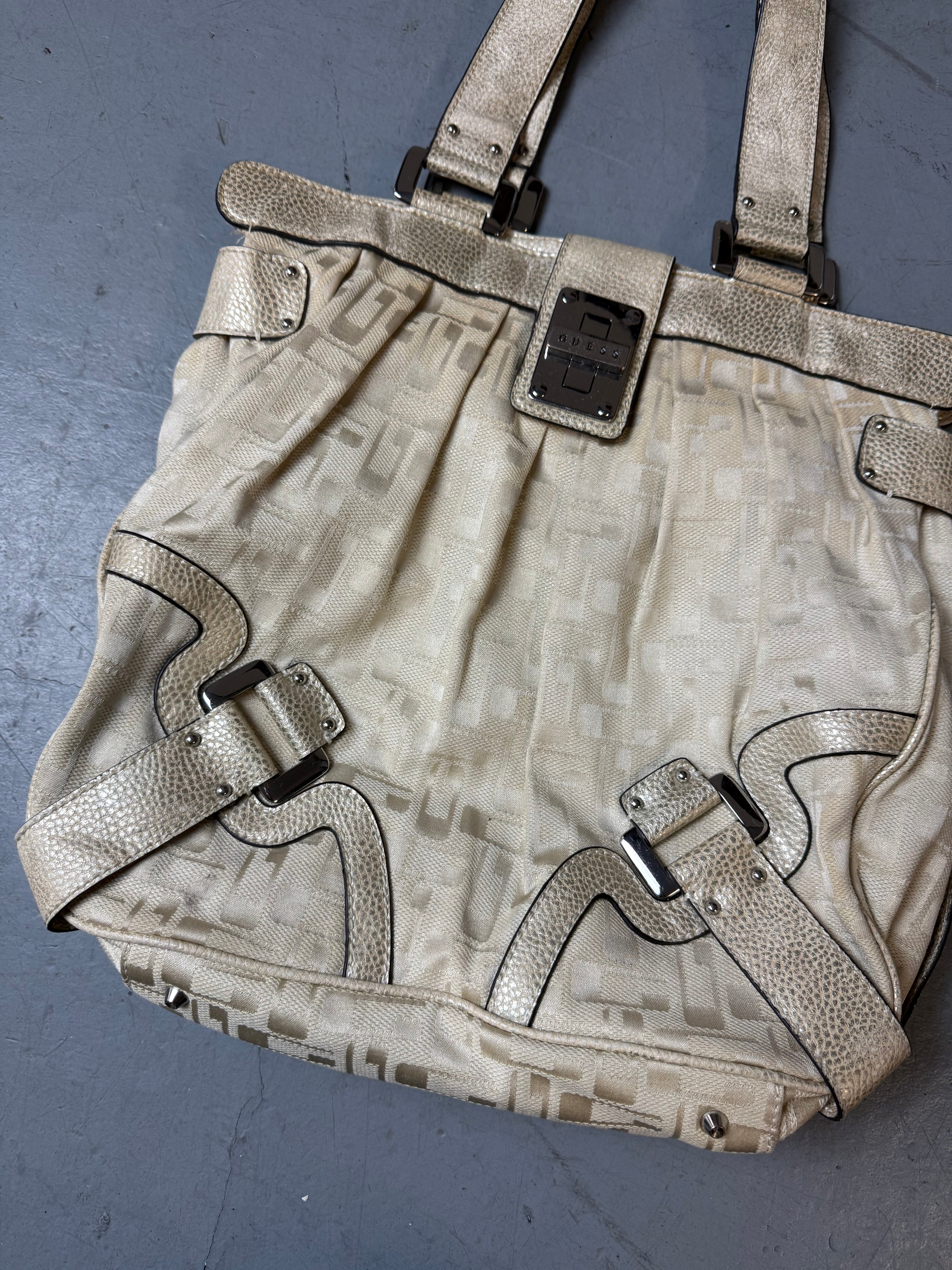 Detailbild von einer Vintage CNTY BAGS Guess Beige Monogram Big Bag von vorne