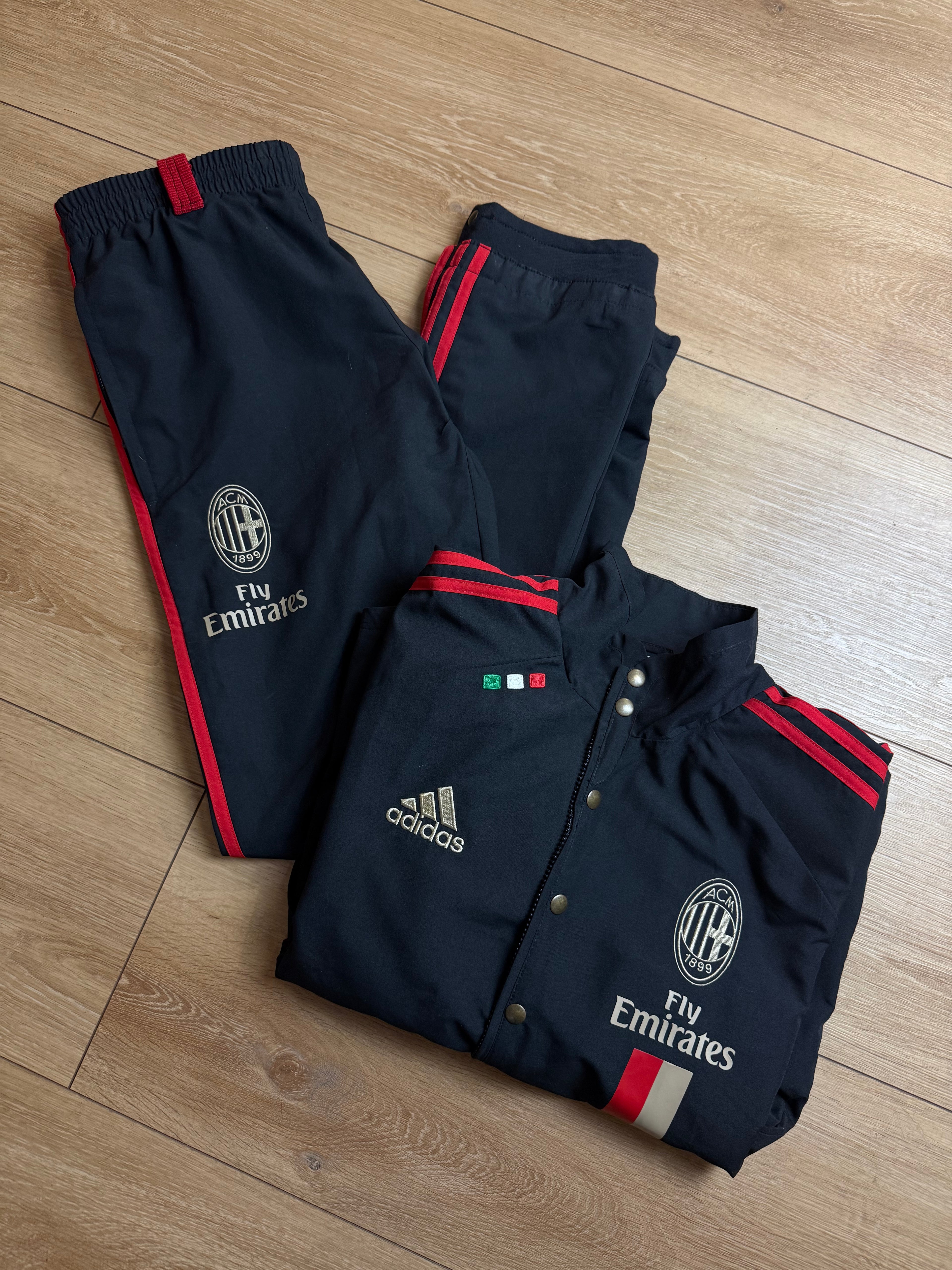 Produktbild von einem Vintage Adidas AC Mailand Track Set.