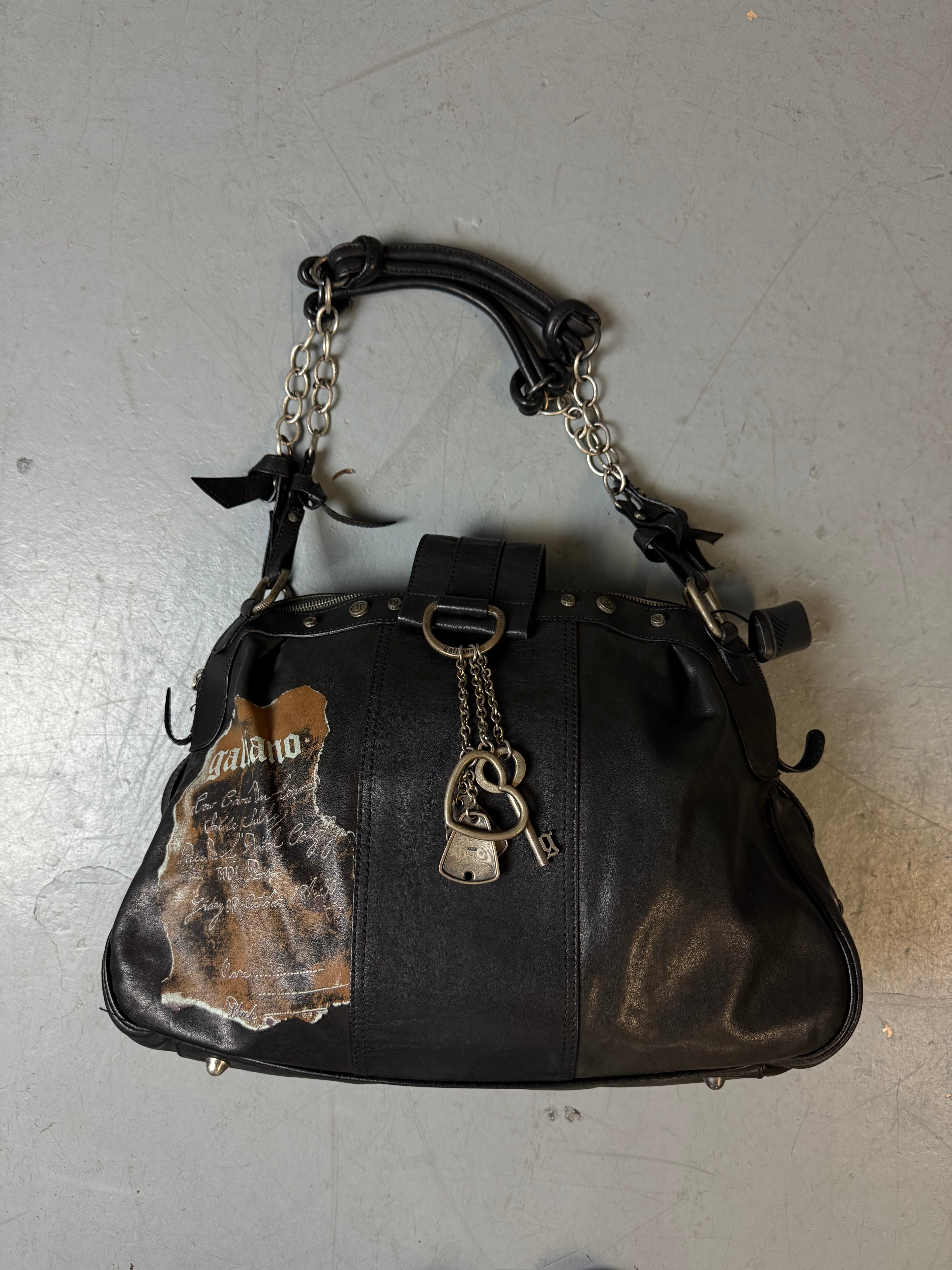 Eine große schwarze Lederjacke on Galliano in top Zustand mit Silber Anhänger 