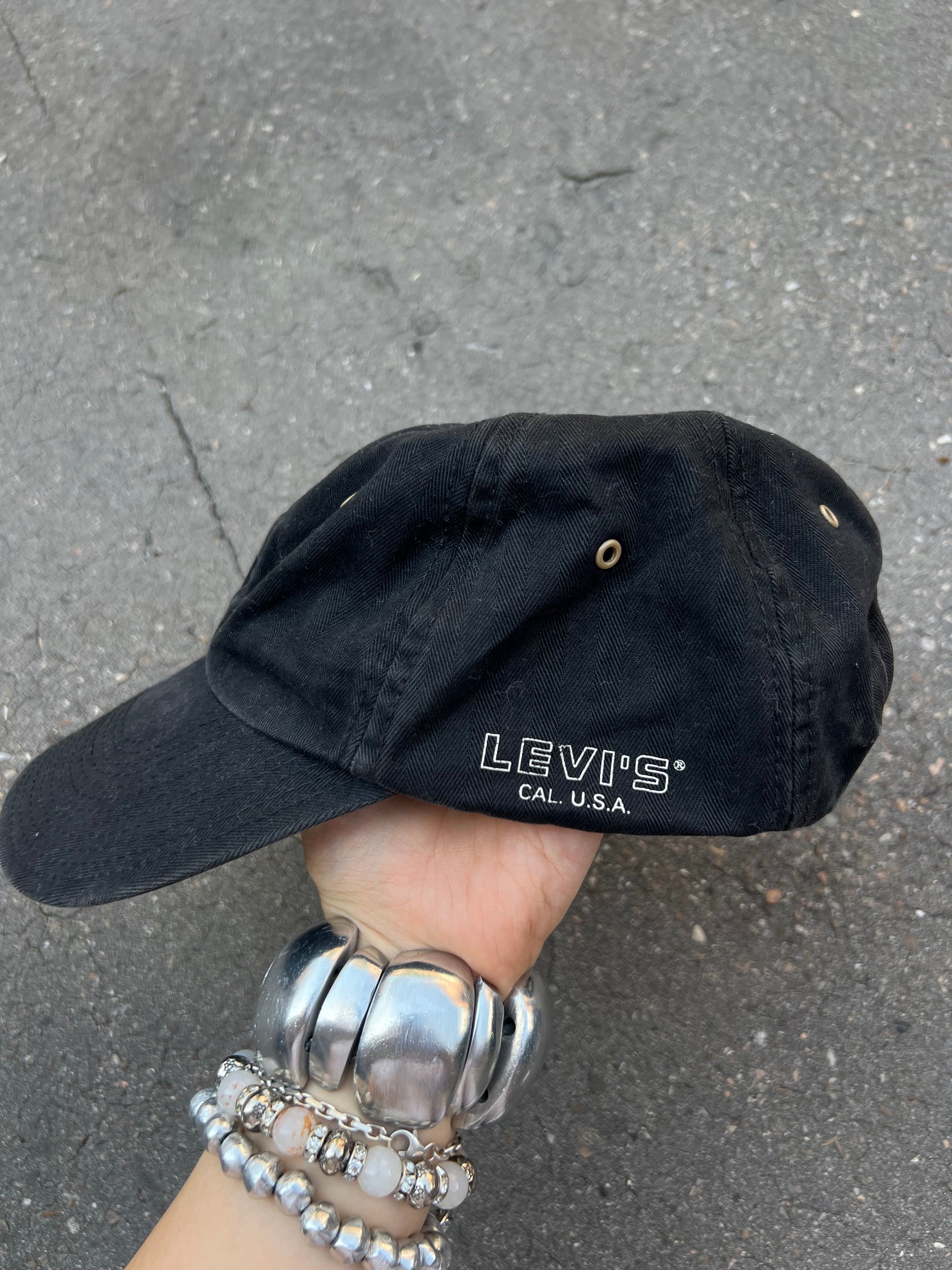 Eine schwarze Levi’s Cap mit dem Logo an der Seite und verstellbarer Schlaufe 