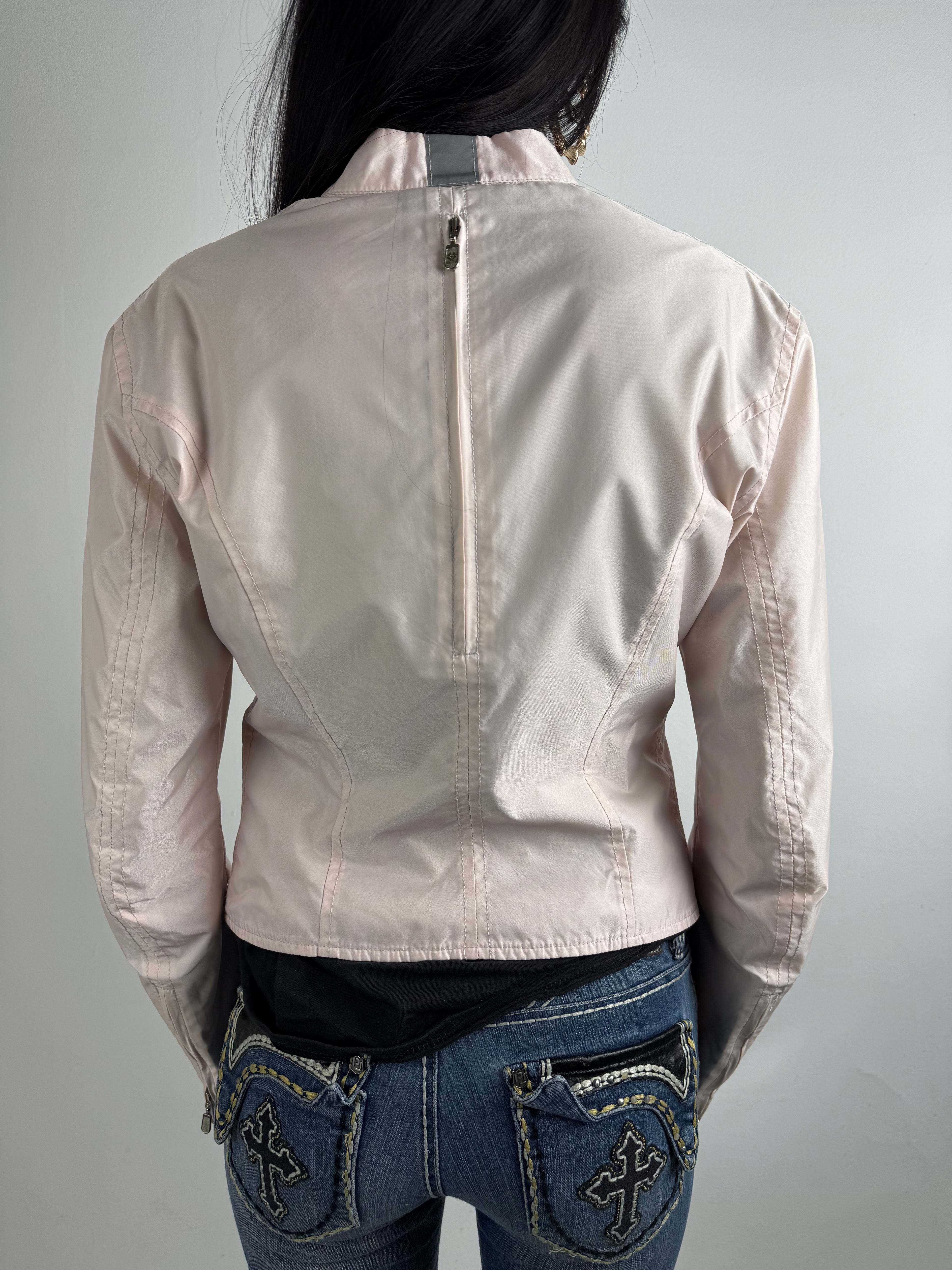 Vintage Belstaff Light Pink Jacket Getragen mit schrägem zipper vor weißer Wand