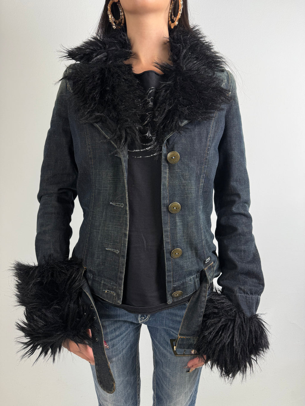 Tragebild von einer Vintage Miss Sixty Luxus Jeans Jacke mit Fell