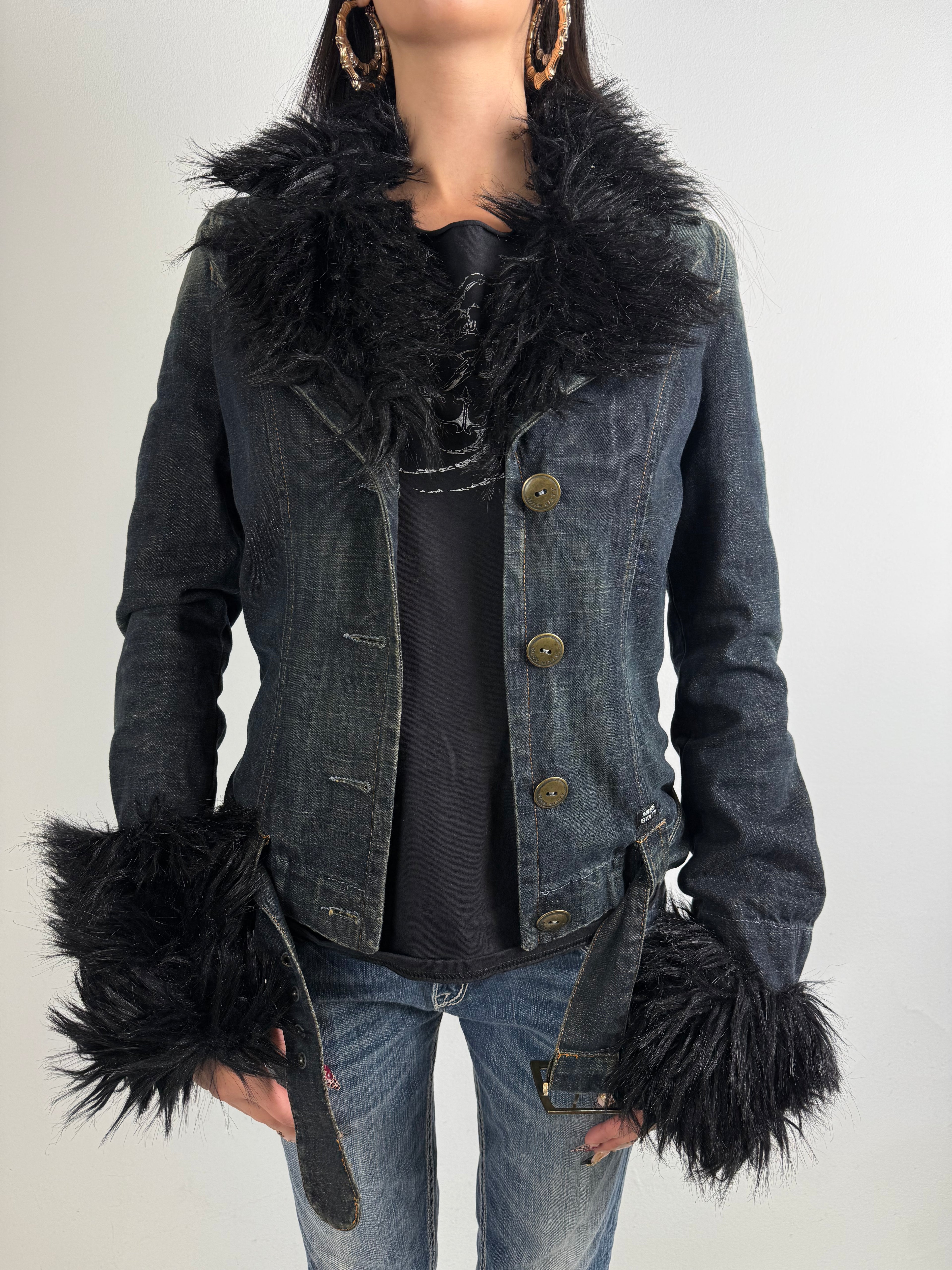 Tragebild von einer Vintage Miss Sixty Luxus Jeans Jacke mit Fell