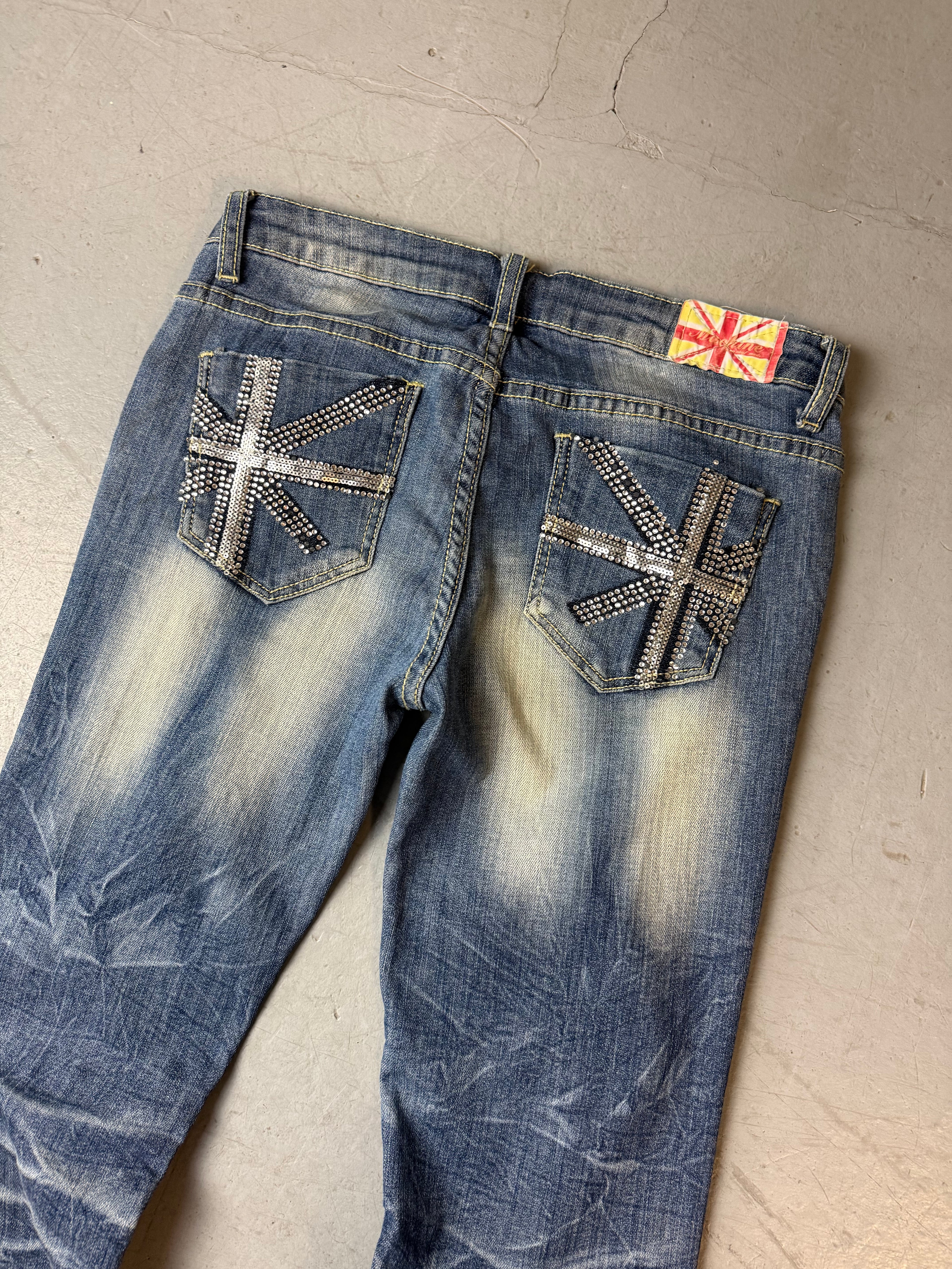 Vintage Machine UK Backprint Low Waist Straight Leg Jeans für Damen. Y2K 2000s Fashion