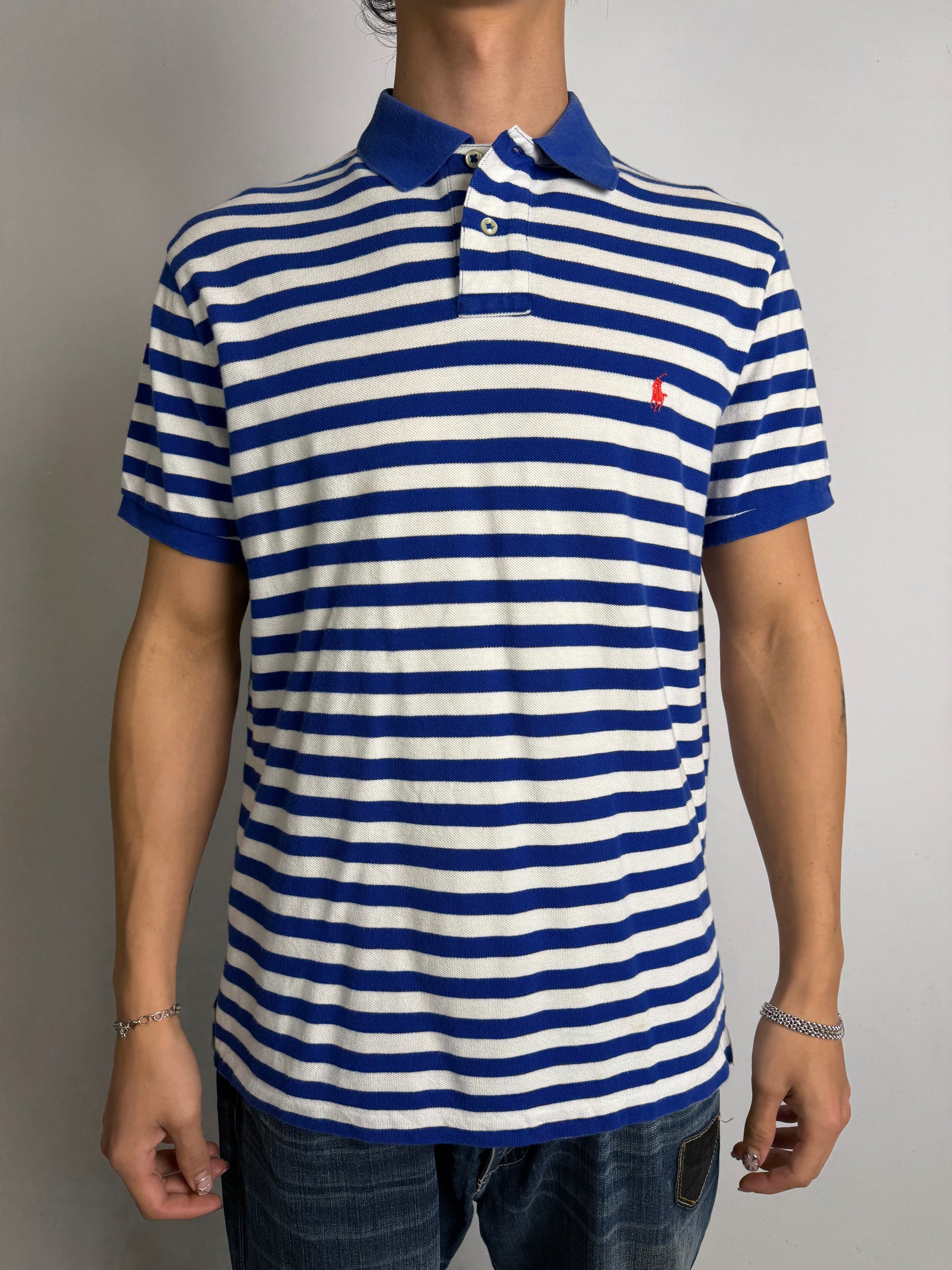 Tragebild von einem Vintage Ralph Lauren Red and Blue Striped Polo von vorne