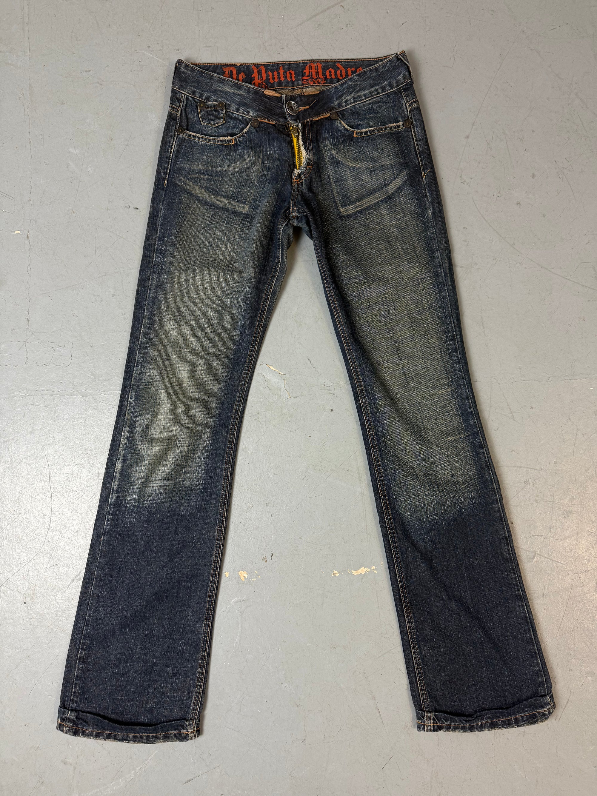 Mid waist dark washed killah denims mit runden Nieten im y2k Stil 