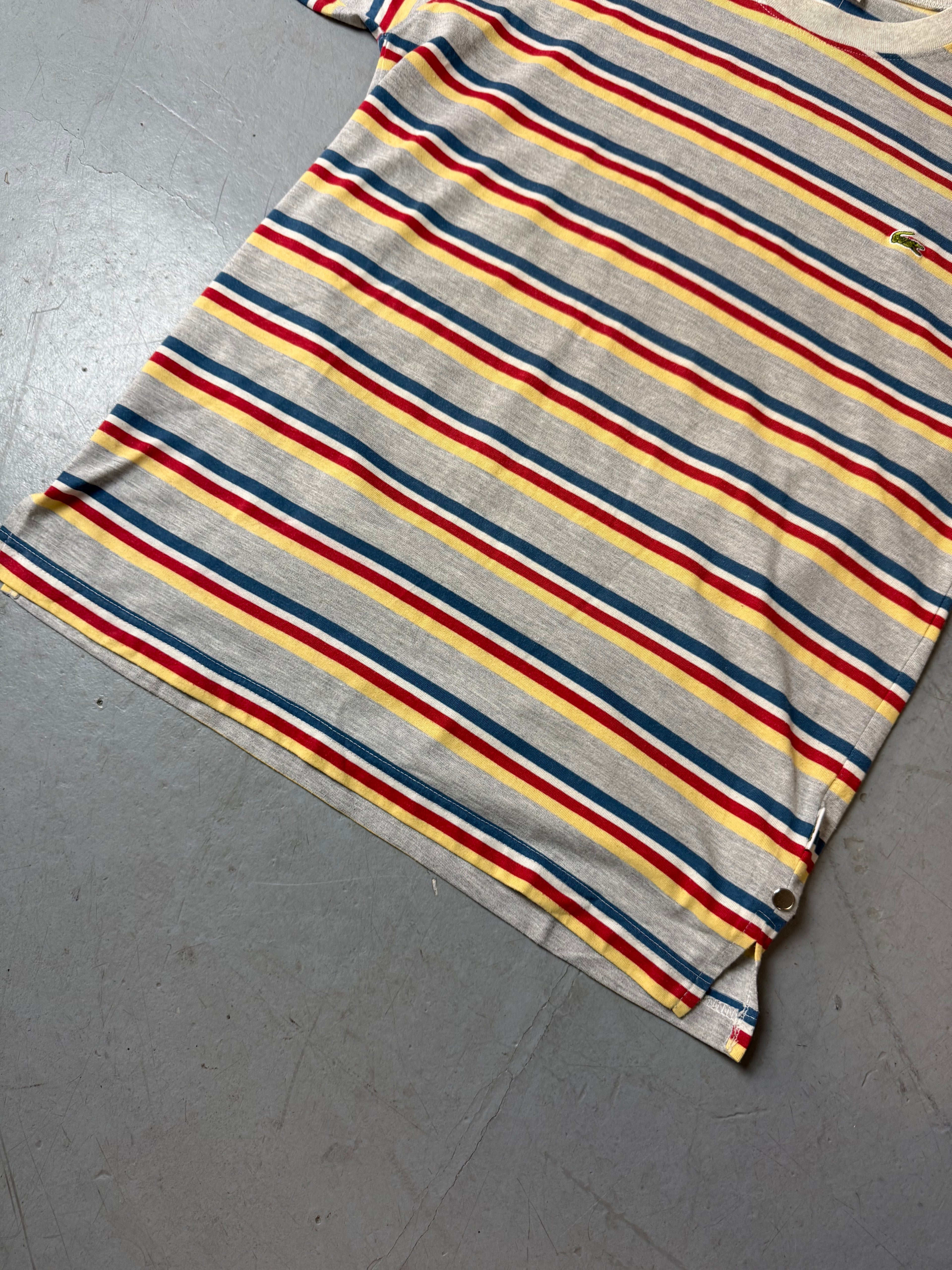 Ein bunt gestreiftes Tshirt von Lacoste mit Logo auf der Brust 