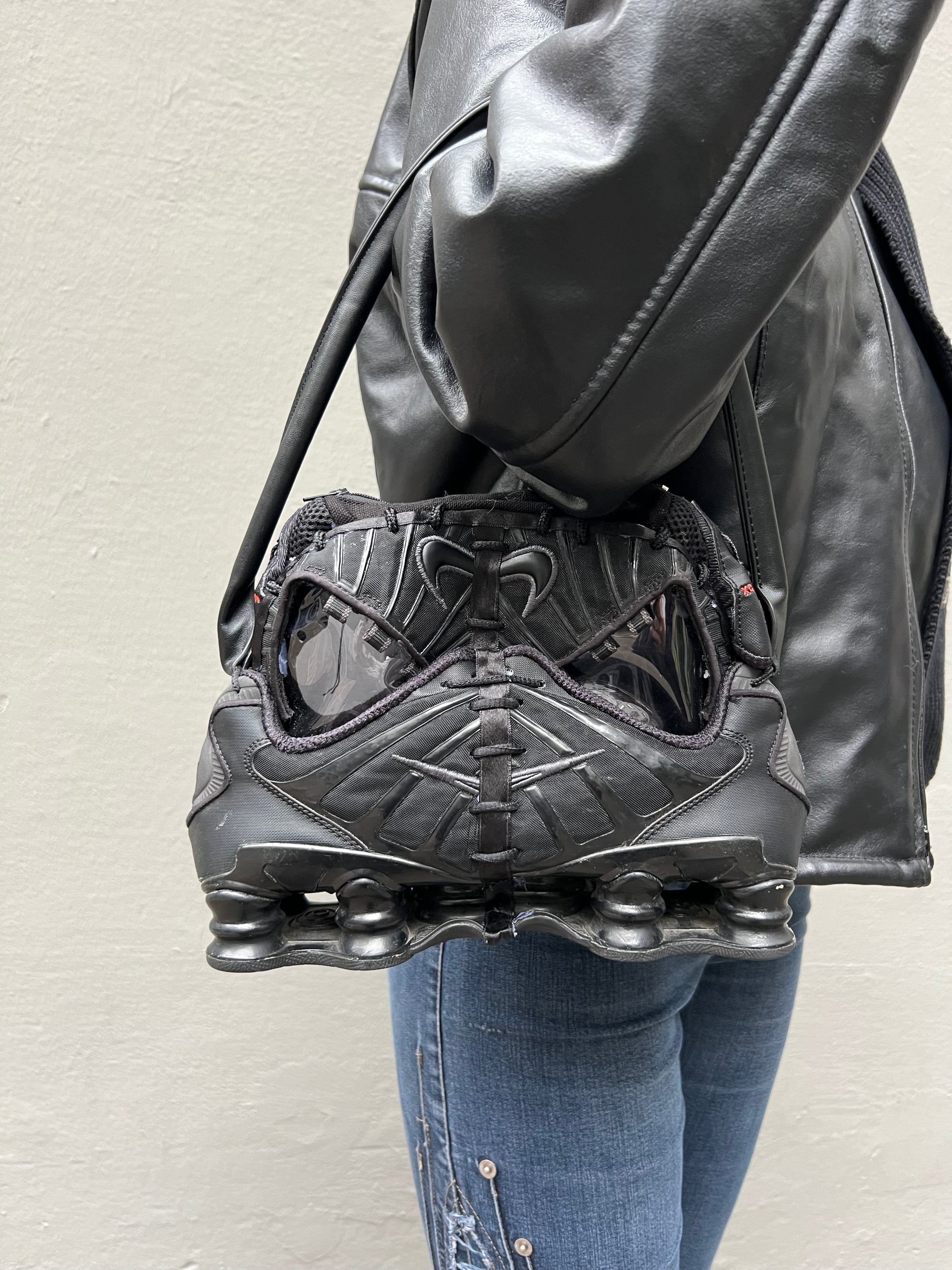 Tragebild der MILLENNIUM2K Nike Shox Bag an einem Weiblichem Model von vorne.