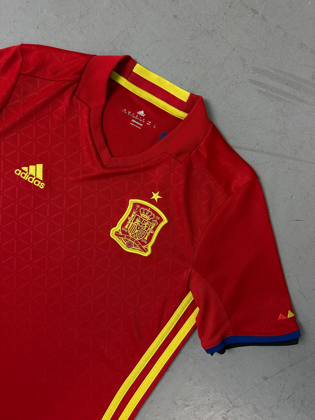 Ein rotes Adidas spanen Nationalmannschaft Trikot in XS